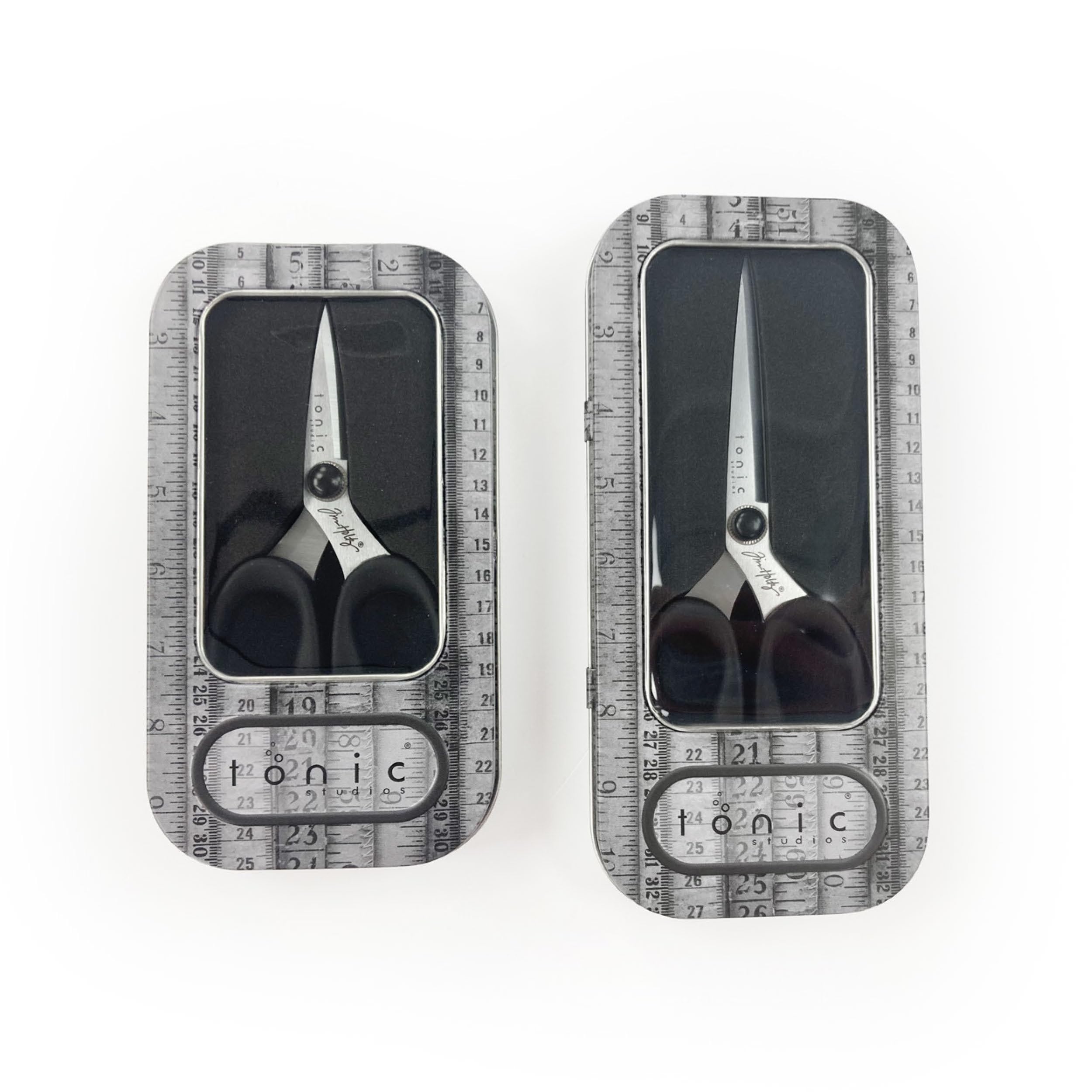Tonic Studios - Paquete de tijeras de mercería Tim Holtz - Incluye tijeras recubiertas de titanio de 5 y 6 pulgadas con latas de almacenamiento estampadas