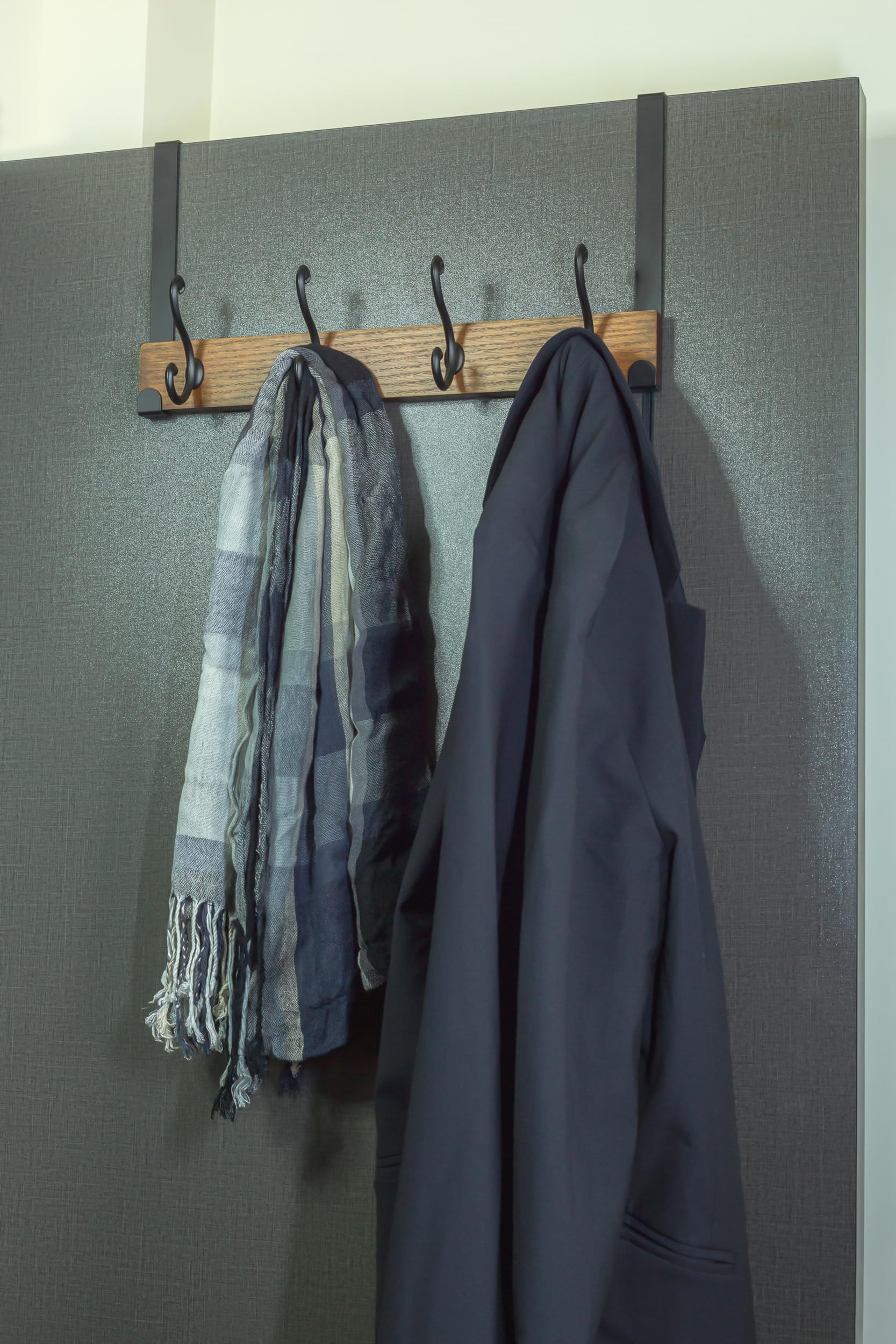 creathome Percha de madera de doble propósito con 4 ganchos de anillo, color clásico, toallero detrás o sobre la puerta para baño, perchero resistente montado en la pared, sin taladrar