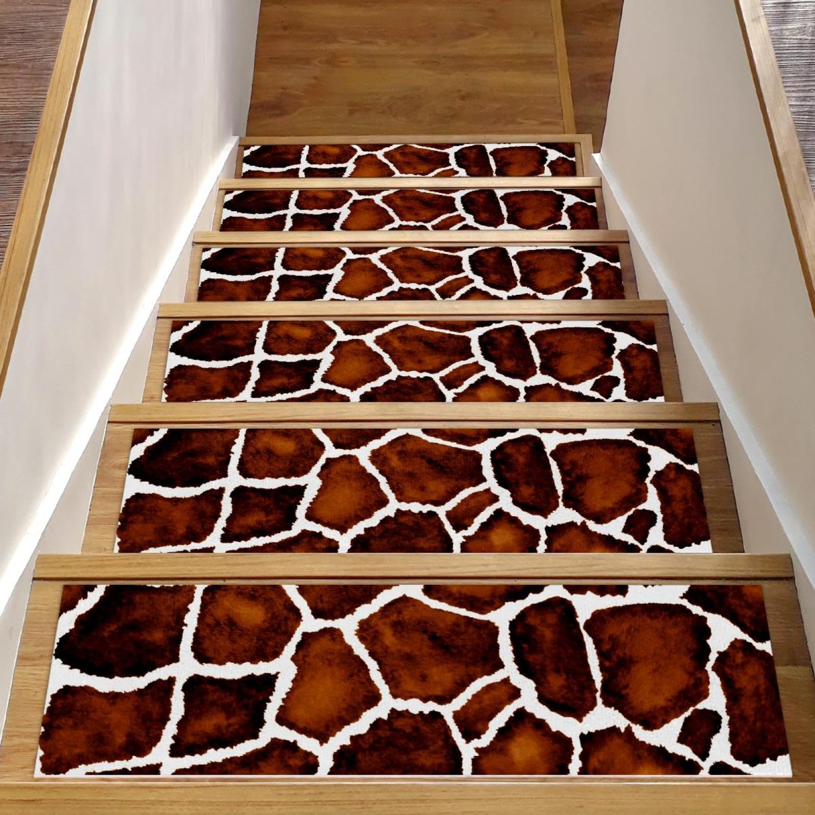 Peldaños de madera en interiores con diseño de jirafa