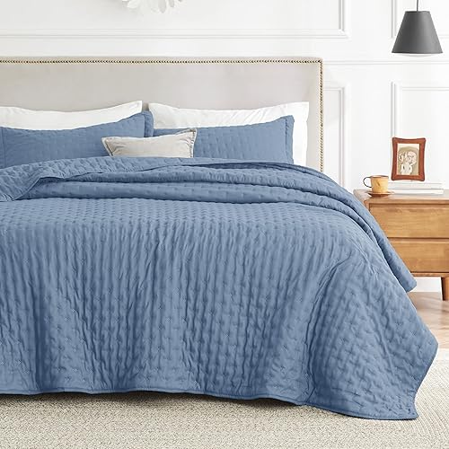 Bedsure Queen Quilt Bedding Set - Soft Ultrasonic Full/Queen Quilt Set - Clover Bedspread Queen Size - Lightweight Bedding Coverlet for All Seasons (Includes 1 Mineral Blue Quilt, 2 Pillow Shams)