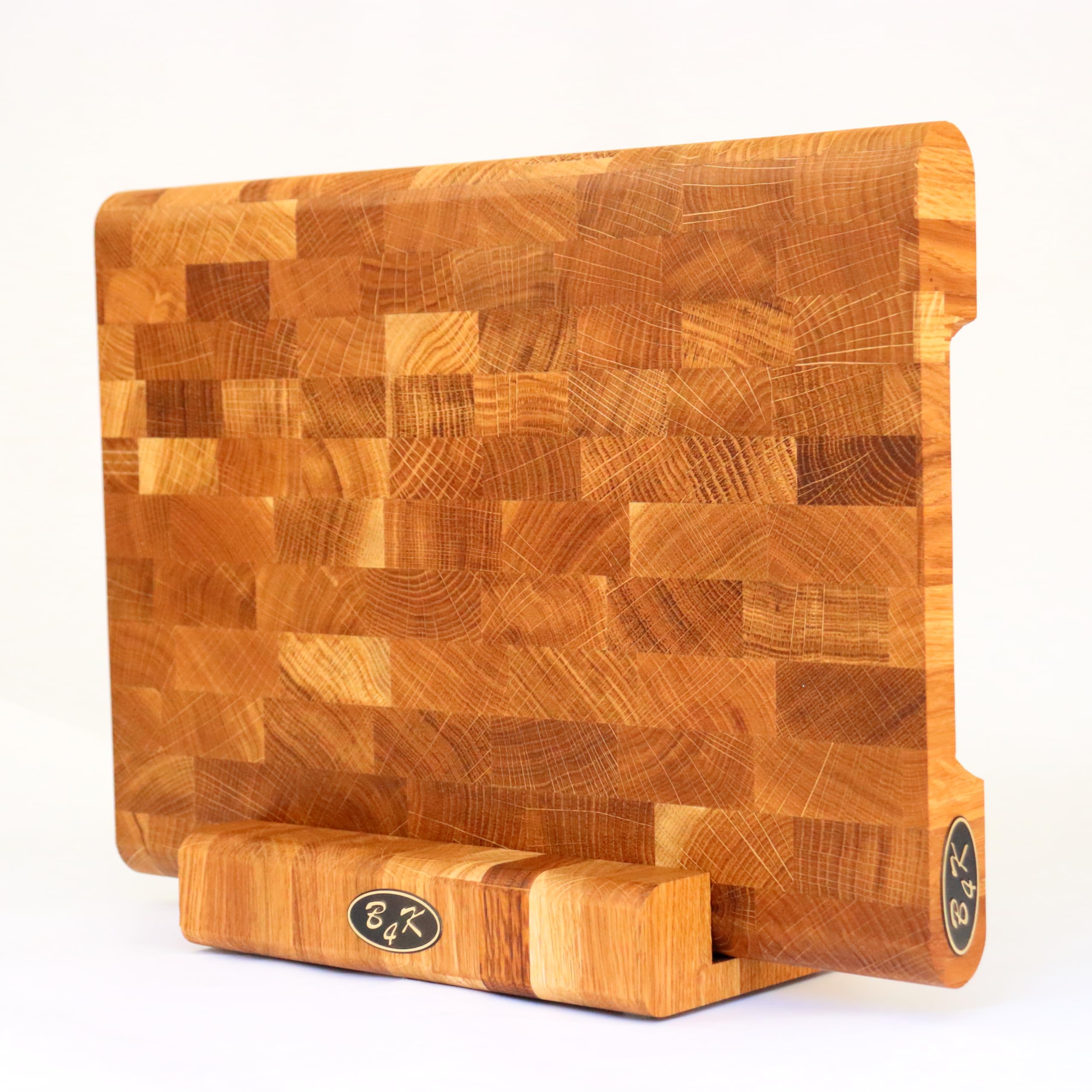 B4K® Schneidebrett 35 × 25 cm aus Eichen-Stirnholz Inkl. Ständer | Hackblock mit Ständer, Abgerundete Kanten, Rutschfest mit Silikonfüßen, Griffmulden, Ideal für Küche & BBQ