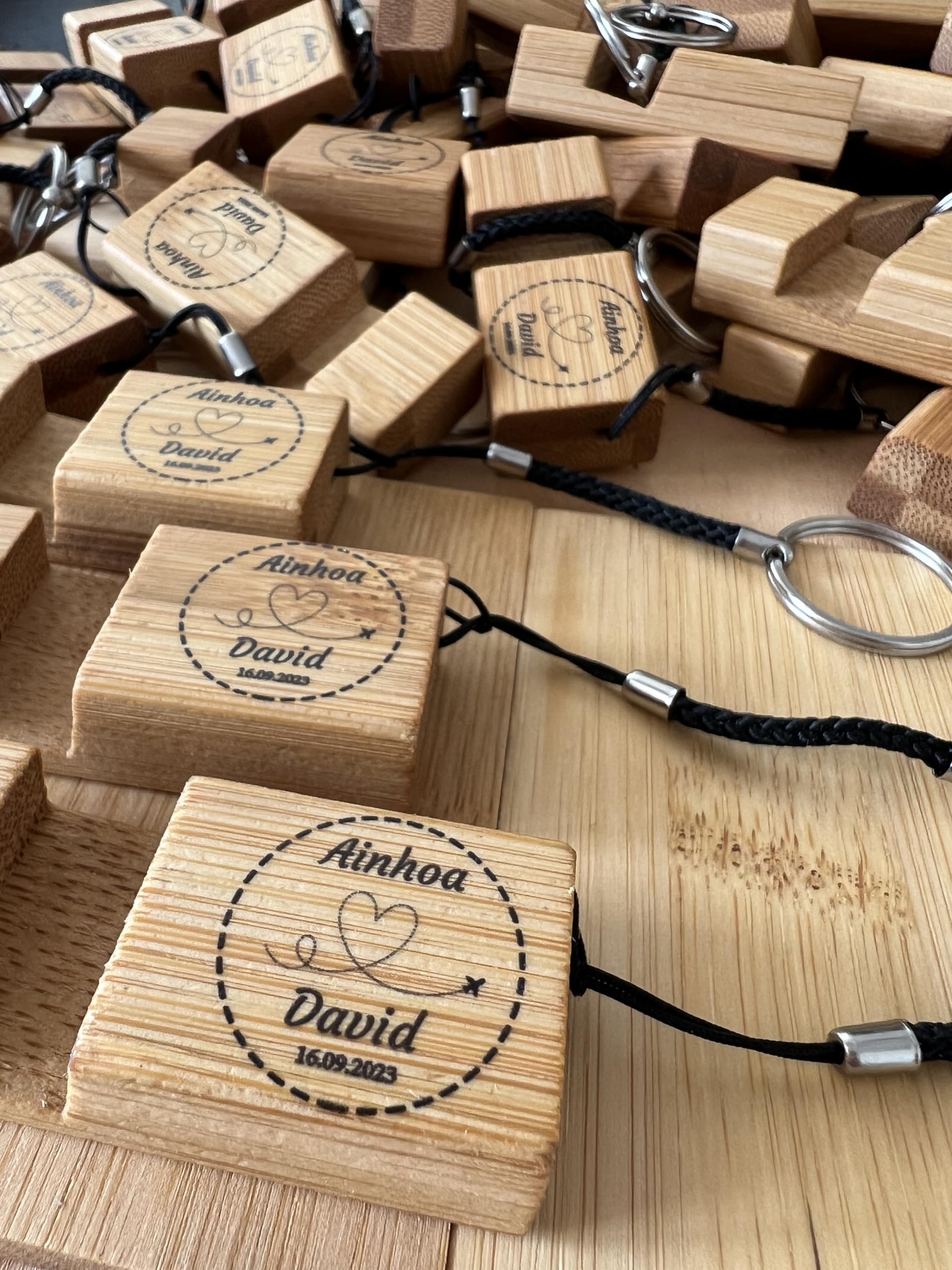Uvimark - Set 25 Llaveros Personalizados Soporte Móvil Madera para Eventos