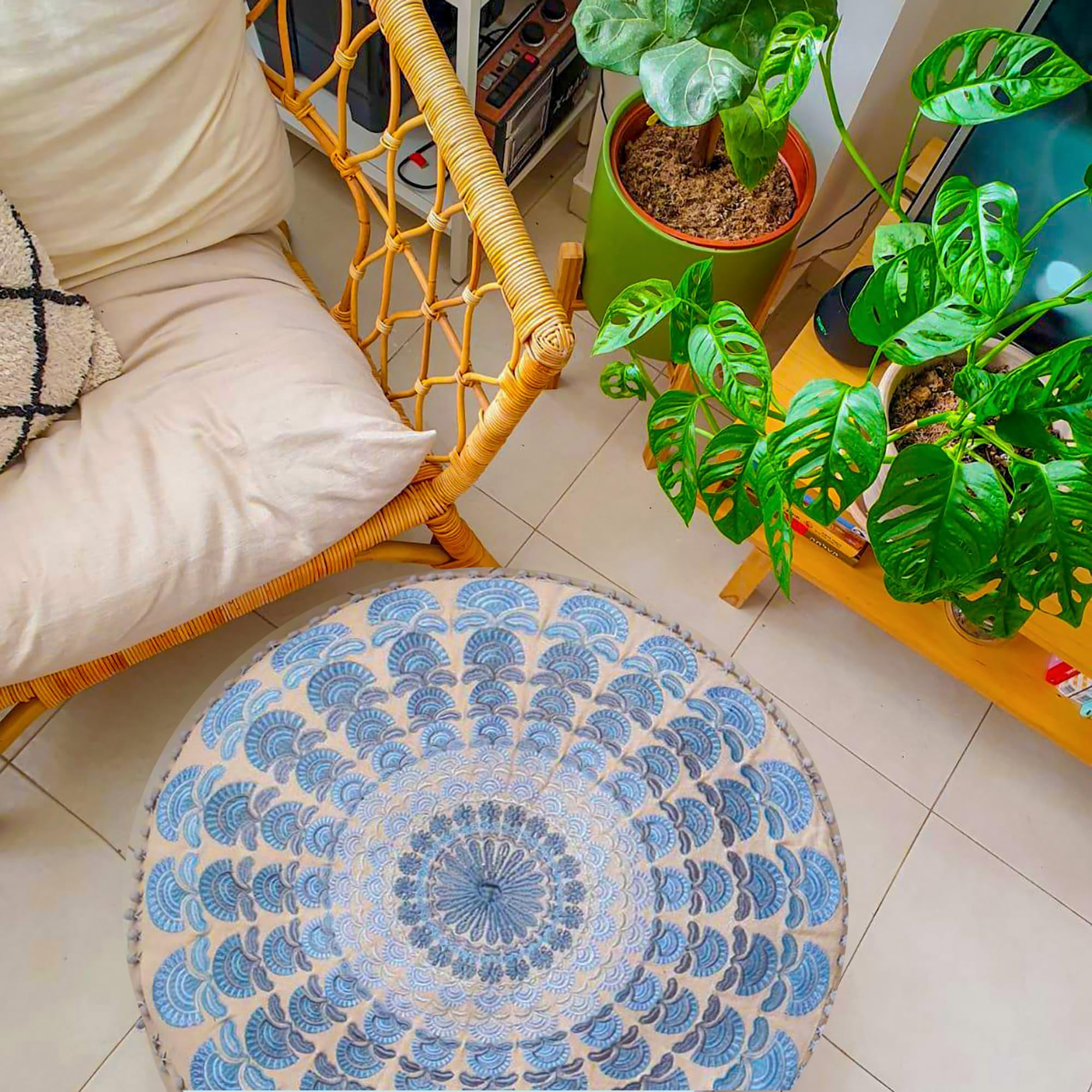 Mandala Life ART Blauer Pouf Rund Mit Ponpon Sitzpouf Groß Dekorist Cozy Groß Bodenkissen Boho Haustierbett Orientalische Sitzecke 100% Baumwolle Ungefüllt 60X20Cm