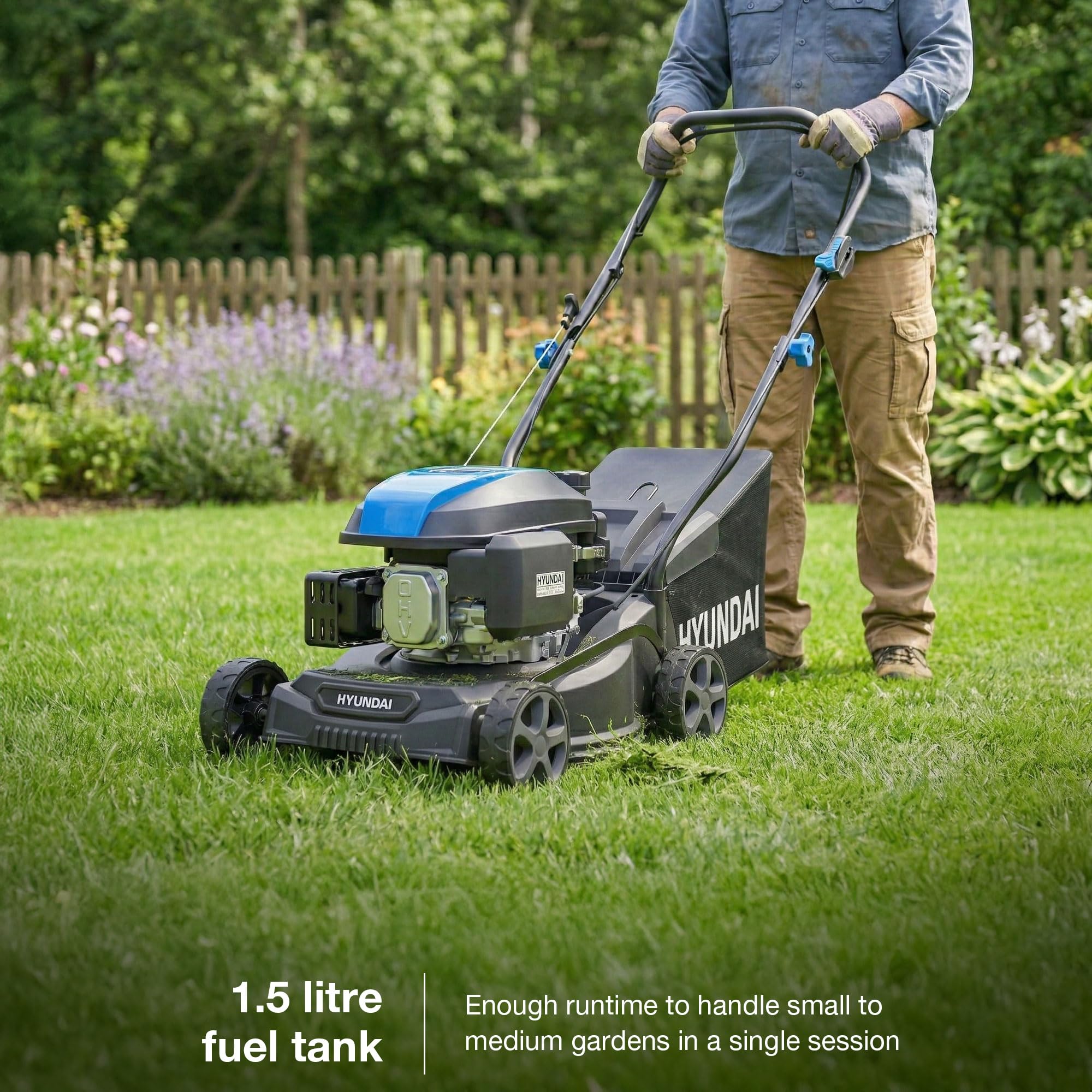 Hyundai Cortacésped de Gasolina, 16 Pulgadas de Ancho de Corte de 39 cm, Motor de 131 CC, Bolsa de Recogida de 35 L y Descarga Trasera, Empuje Manual, edición Negra