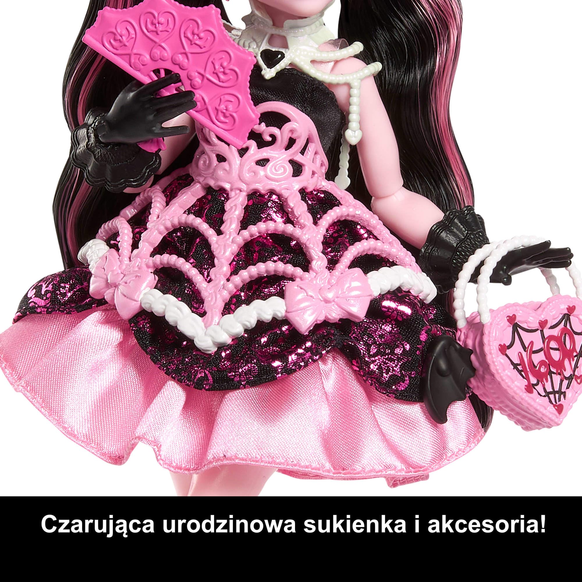 Monster High Straszysłodkie urodziny Draculaura Lalka zabawka w różowo-czarnej sukience z akcesoriami tematycznymi, w tym zaproszenie, „balon”, prezent i wachlarz, JBG74