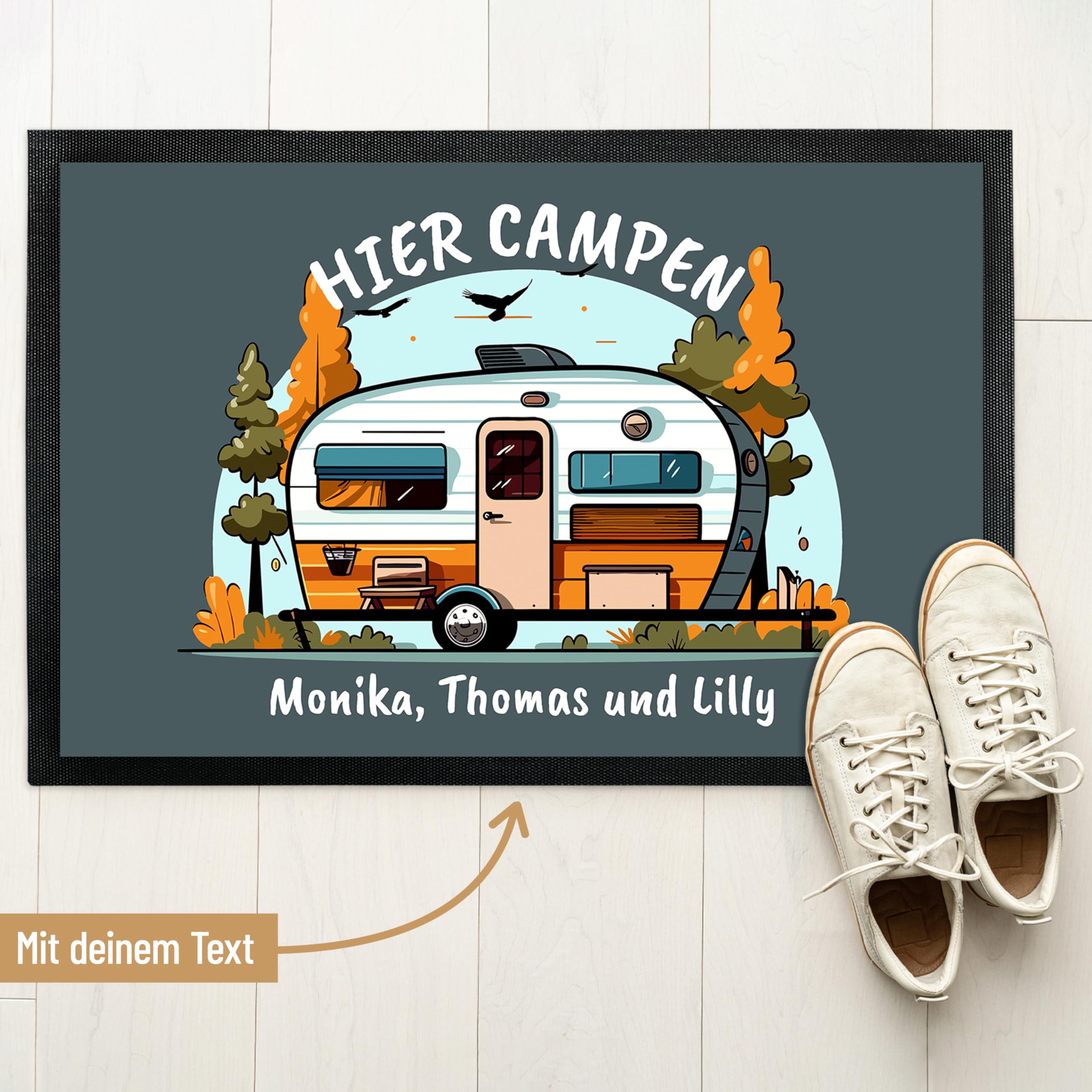 True Statements Camping Fußmatte „Hier CAMPEN“ personalisiert mit Wunschtext - für Innen & Außen - Geschenk für Campingfans Familien Reisen Camping-Freunde Geburtstag (50 x 75 cm)