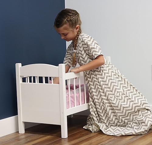 AmishToyBoxcom Juguete de cuna de muñeca de lujo diseñado para muñecas de 16 a 20 pulgadas colección Katies con ropa de cama incluida acabado blanco AmishToyBoxcom Juguete de cuna de muñeca de lujo diseñado para muñecas de 16 a 20 pulgadas colección Katies con ropa de cama incluida acabado blanco