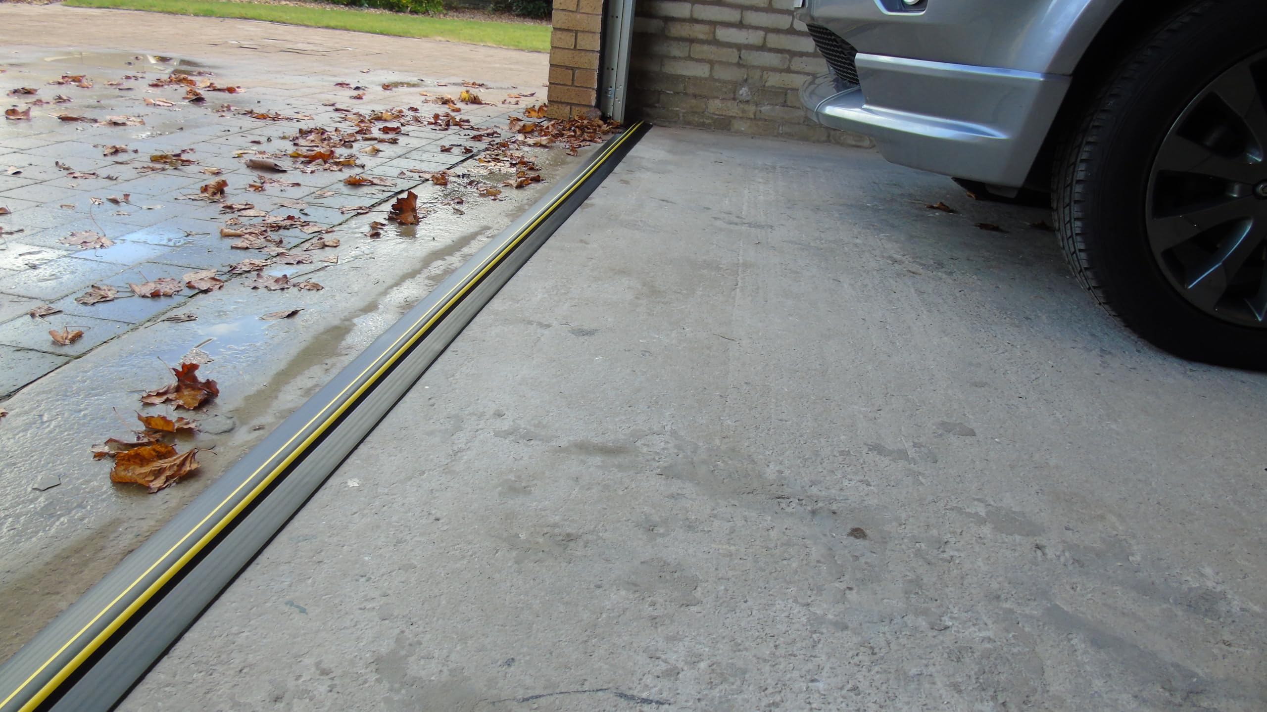 Kit de joint de seuil de porte de garage de 2 cm de haut, longueur de 3,73 m | PVC souple | Le kit complet comprend 2 adhésifs | GaraDry