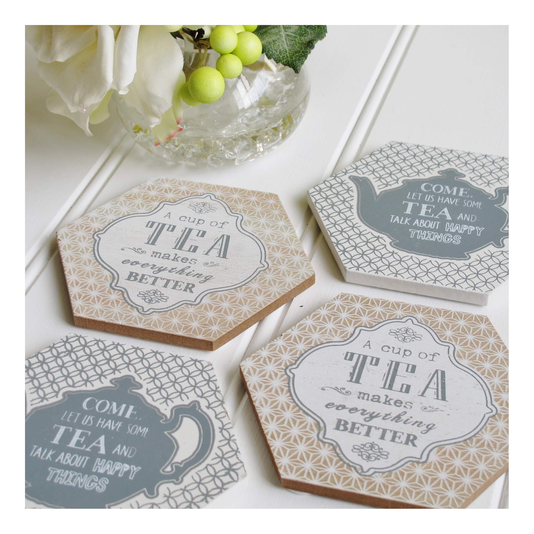 Set 4 Sottobicchieri 'Una Tazza Di Tè Risolve Tutto', Finitura Lucida, 9x9 Cm, Regalo Simpatico Per La Casa