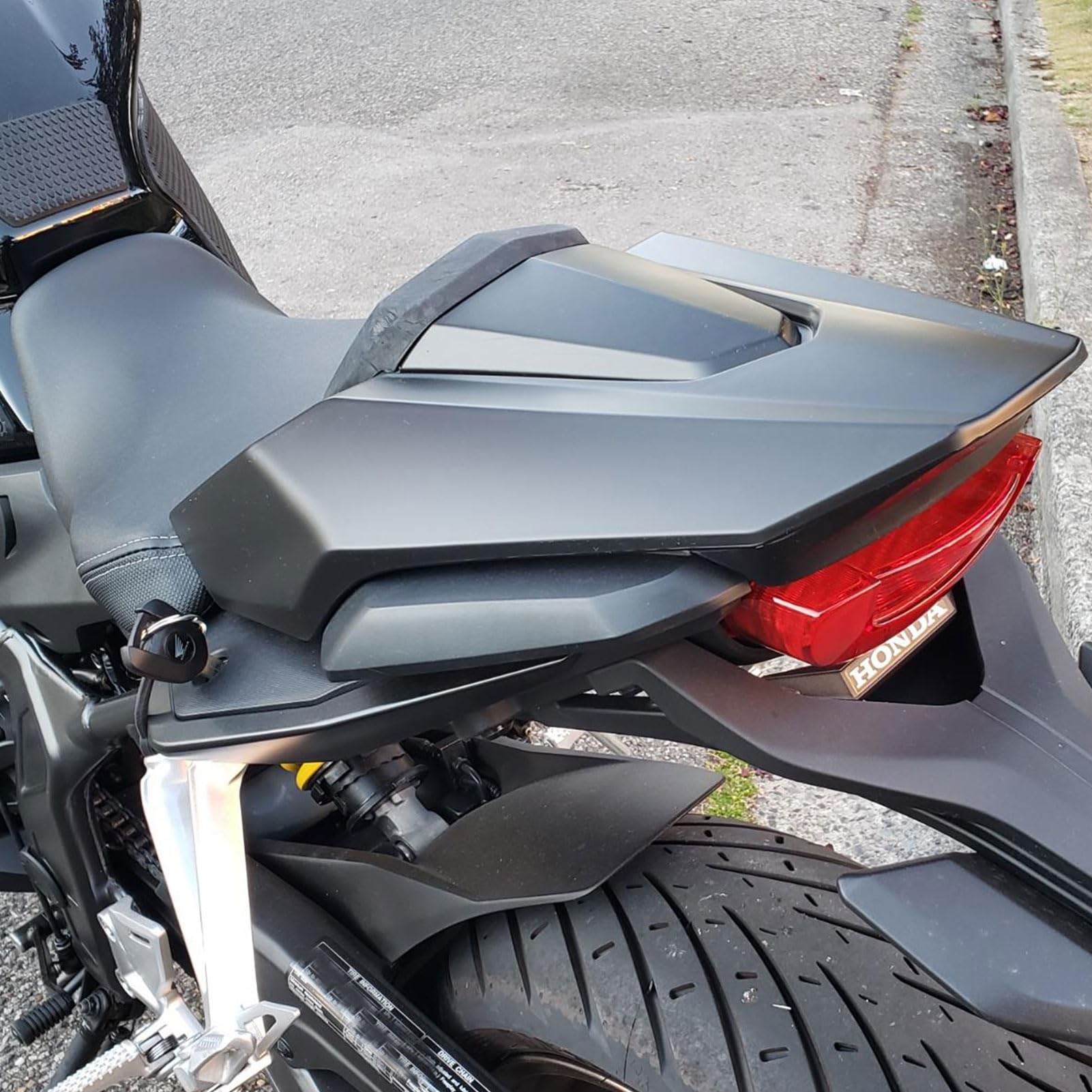 Capot de Couverture de siège de Passager arrière Compatible with CB650R CB650R CB 650R CB 650R 2019 2020 CB 650 R CB 650 R Zubehör (Noir Mat) | Sit Cover Siège passager arrière CBR 650R 2019 2020 CBR650R Accessoires de modification
