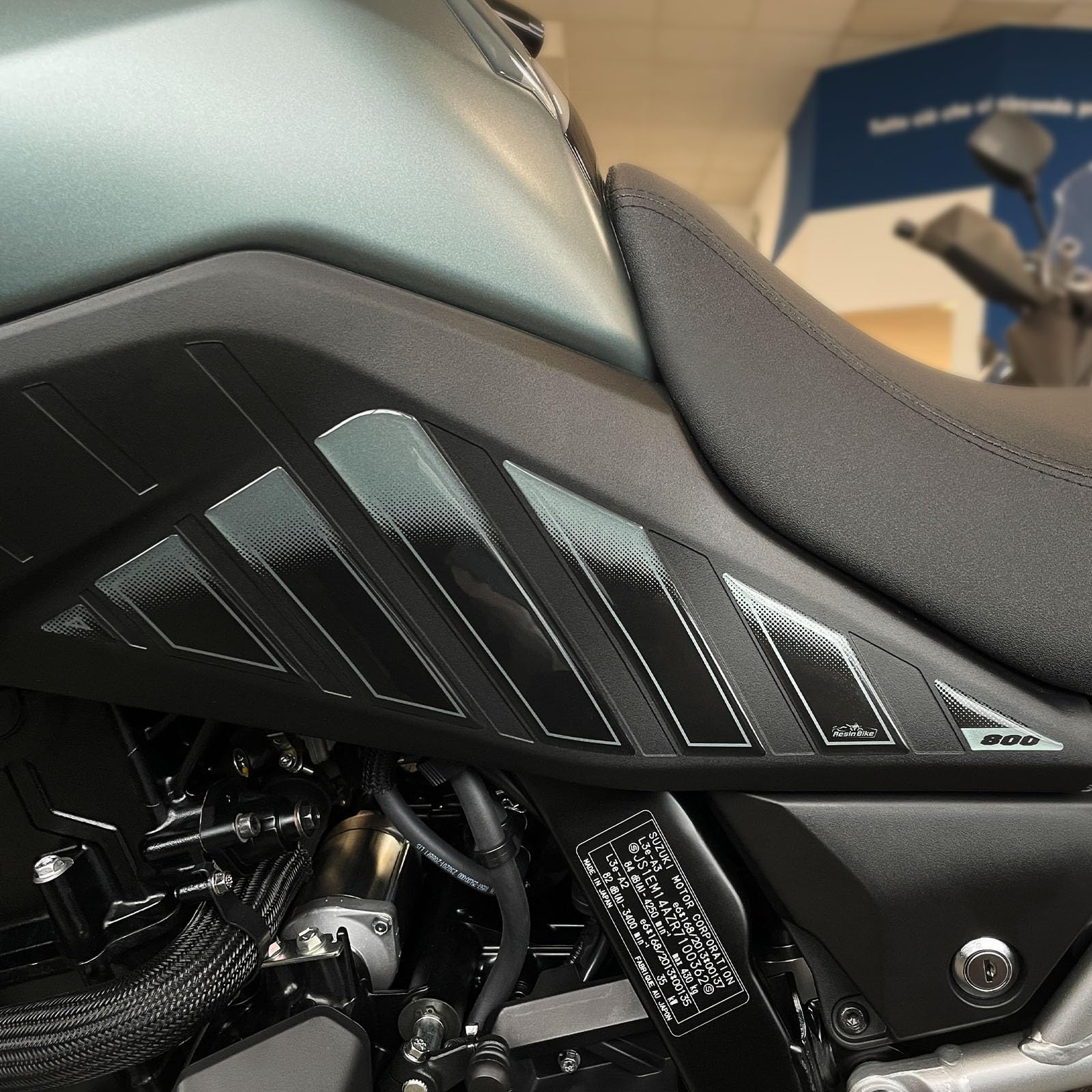 Resin Bike Aufkleber Motorrad Kompatibel Mit Suzuki V-Strom 800 SE 2023-2024. Motorrad Seitenschutzgitter Tank-Schutzfolie vor Stößen und Kratzern. Aufklebersatz 3D-Harzklebstoff - 3D Stickers