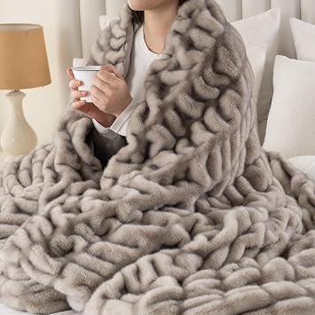 Battilo Large Faux Fur Throw Blanket for Couch, 60"x80", Tip Dye Grey