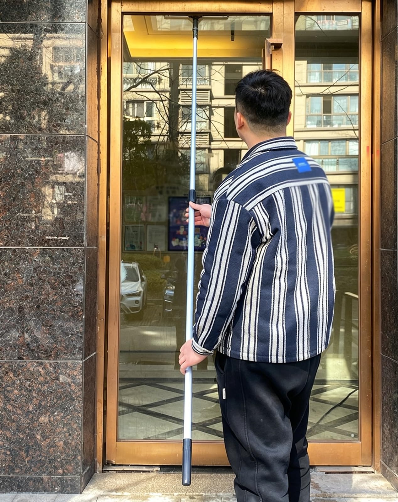 Equipo de limpieza de ventanas altas sin escaleras gracias a su pértiga de 4m