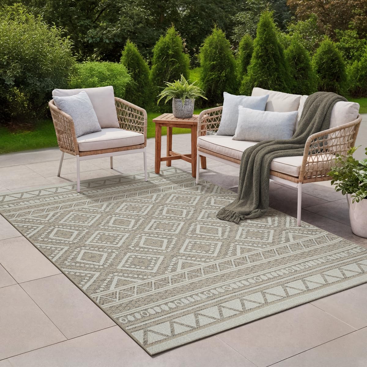 the carpet Calgary - Outdoor Teppich Wetterfest für Balkon & Terrasse, Robuster Flachgewebe Teppich für Garten, Pflegeleicht In- & Outdoor, Boho Vintage Design, Beige, 240 x 340 cm
