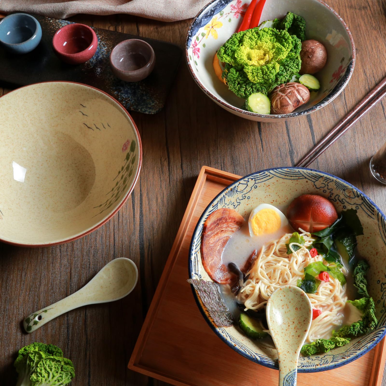 Ramen Schüssel Set mit 2 Keramik-Nudelschalen mit Essstäbchen und Löffeln, 1200 ml, große Suppenschüsseln, japanischer Stil, Retro-Porzellan, Mikrowellengeschirr, Ramen-Geschenk-Set für