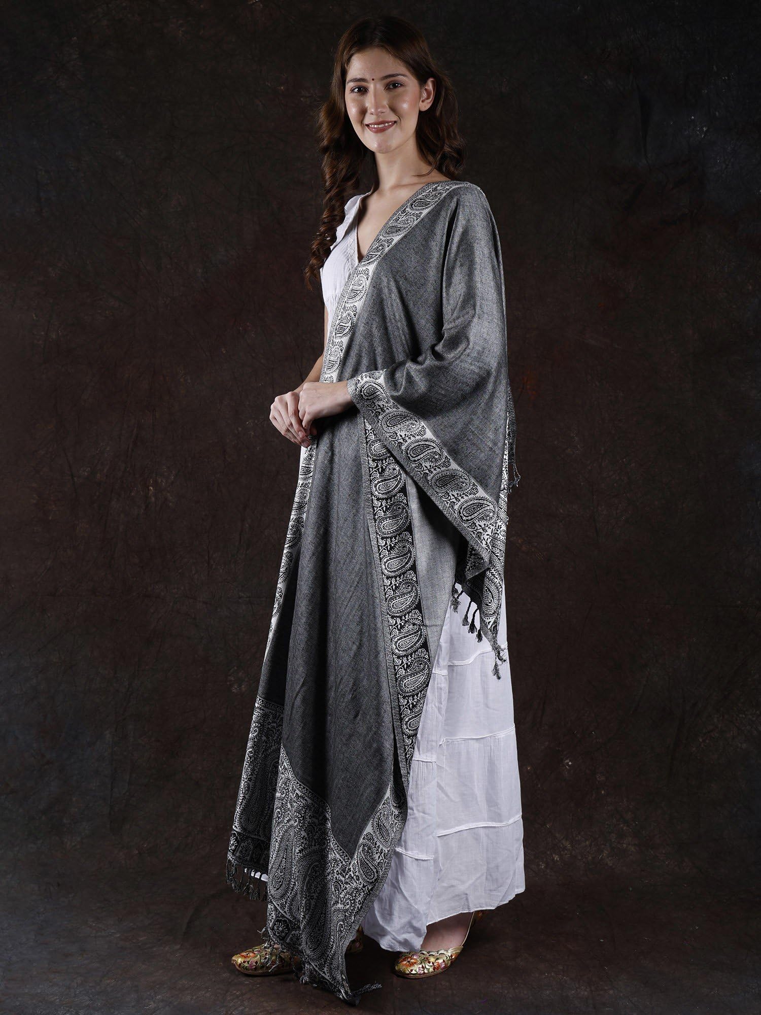 Exotic India Étole Jamawar pour femme de Ludhiana avec cachemire sur bordure et noyau uni | Beau design châle, écharpes