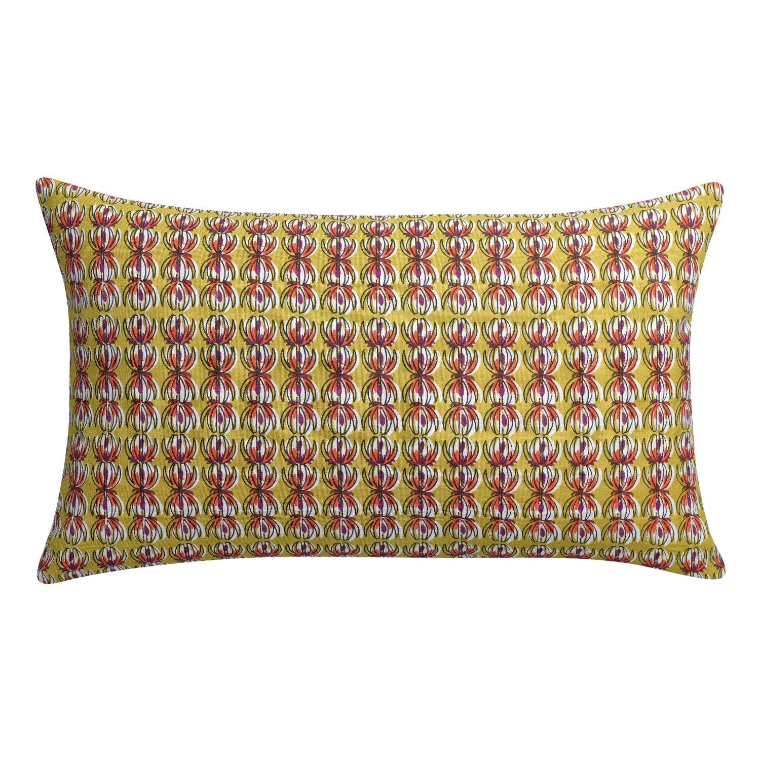 Coussin Pulin Curry Winkler contre le mal de dos sur le canapé