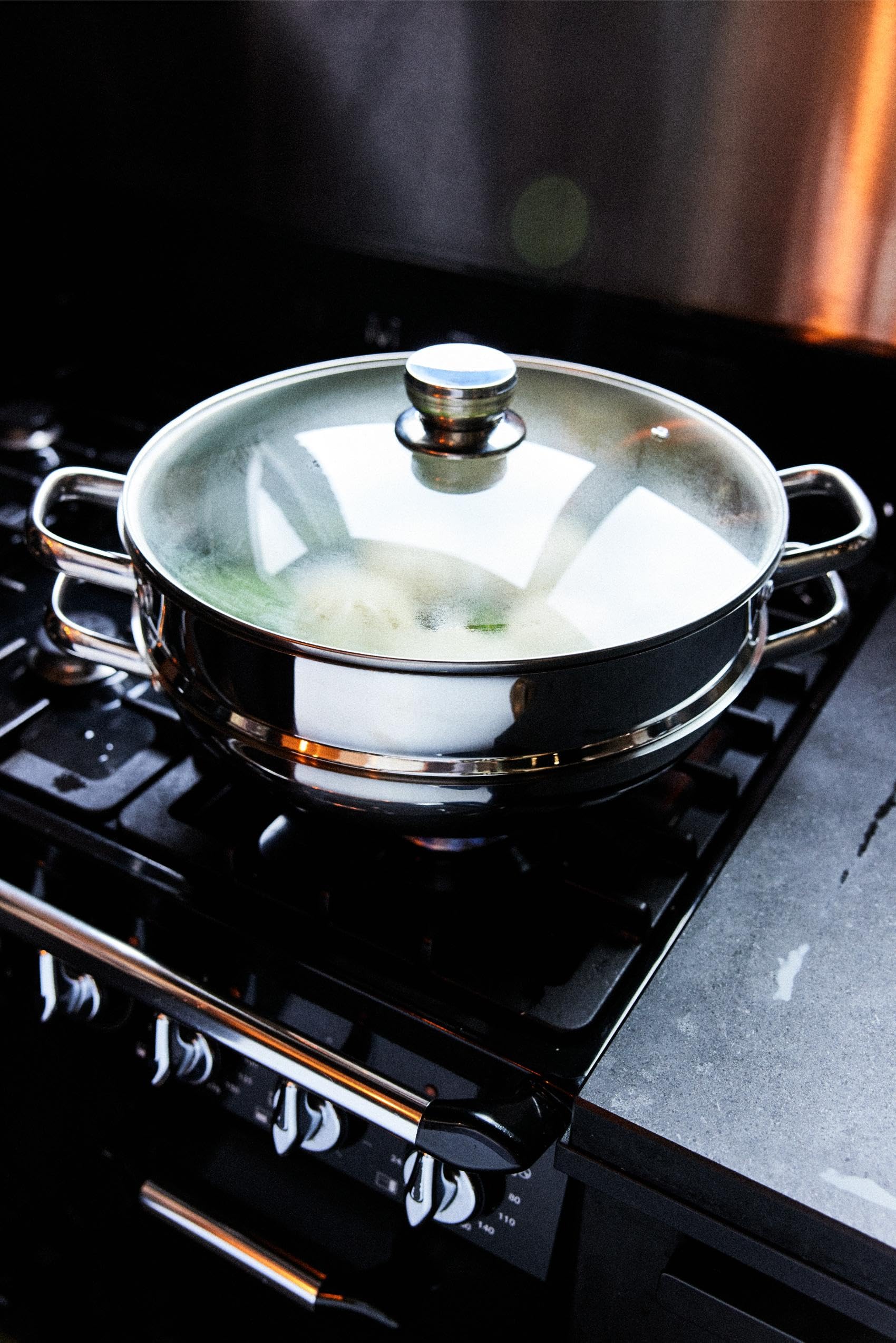 BAUMALU - Wok & Wok Vapeur 2-en-1 - Acier Inoxydable - Tous Feux dont Induction - Couvercle en Verre avec Bords Inox et Trou Vapeur - avec Légumier et Panier - Poignées en Métal - Ø32cm