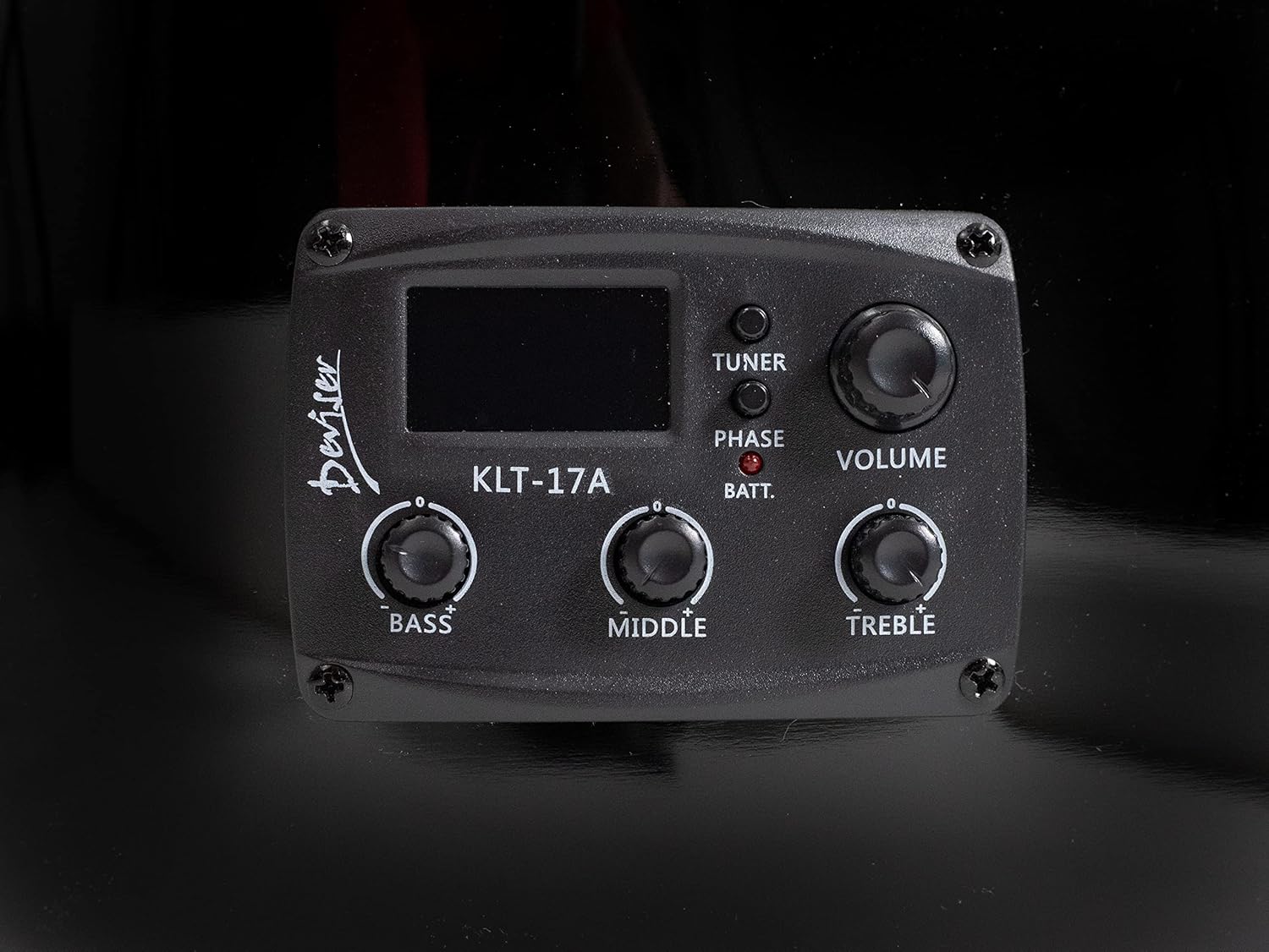 Close-up of the Deviser KLT-17A preamp controles