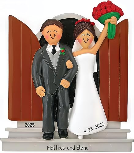 Miniatura 5 de Adorno personalizado de boda de novia rubia con corazón rosa 2023  Nuestro primer adorno navideño casado 2023 regalos para novia y novio para