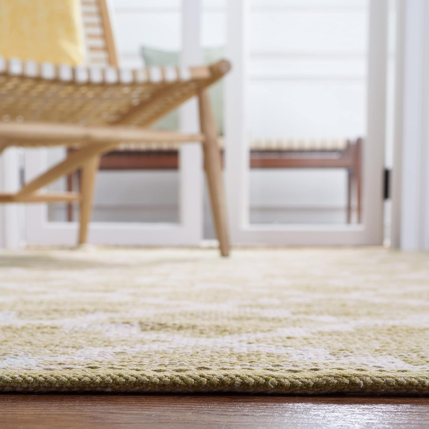 SAFAVIEH Montauk Collection Accent Rug - 2'3" x 3'9", Green & Ivory, Handmade Trellis Cotton, Ideal for High Traffic Areas in Entryway, Living Room, Bedroom (MTK810G)