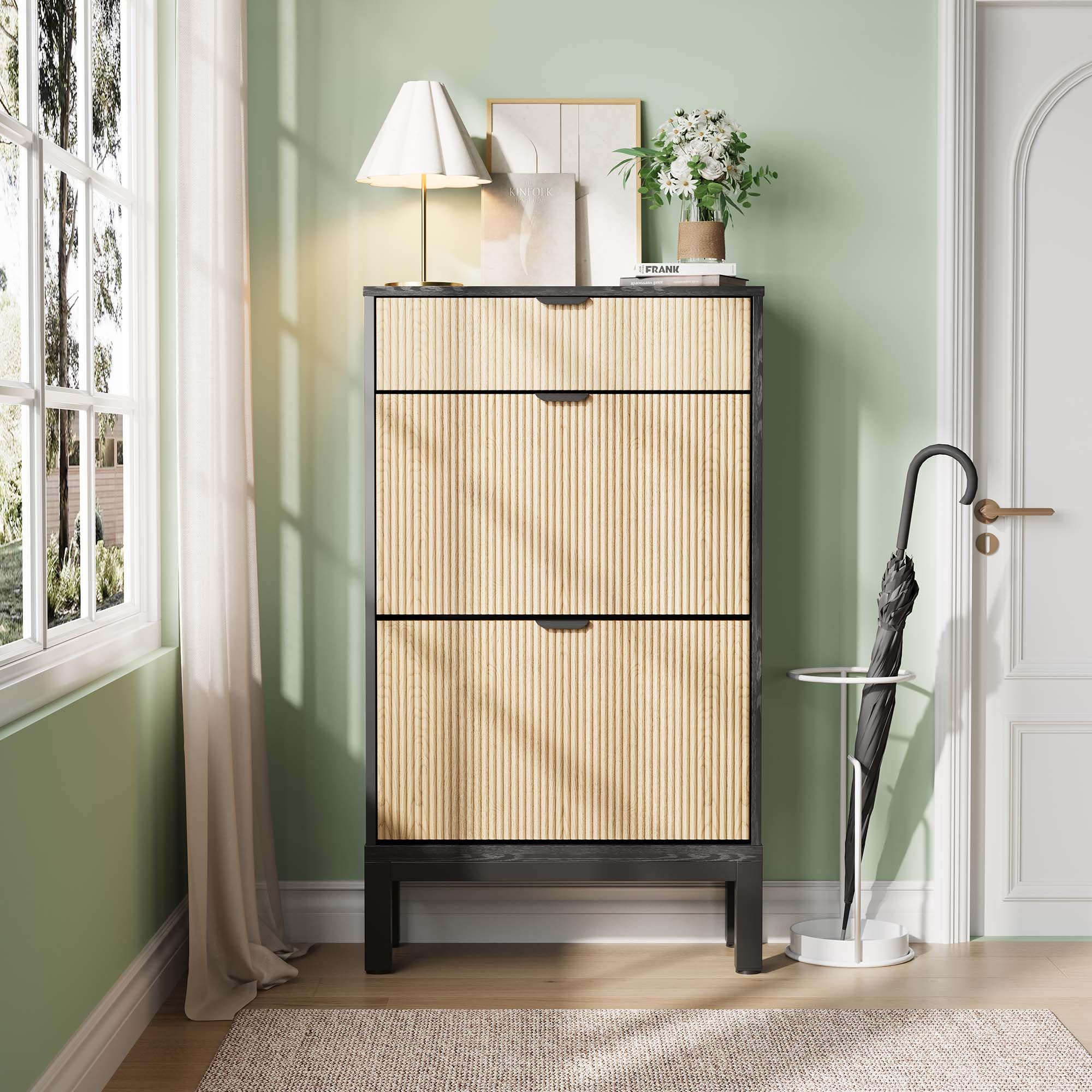 GarveeHome Zapatero Estrecho con 2 cajones abatibles y 1 cajón pequeño – Puertas estriadas – Capacidad 8-12 Pares – Estructura de Madera – para recibidor, Pasillo o Entrada – Negro + Madera