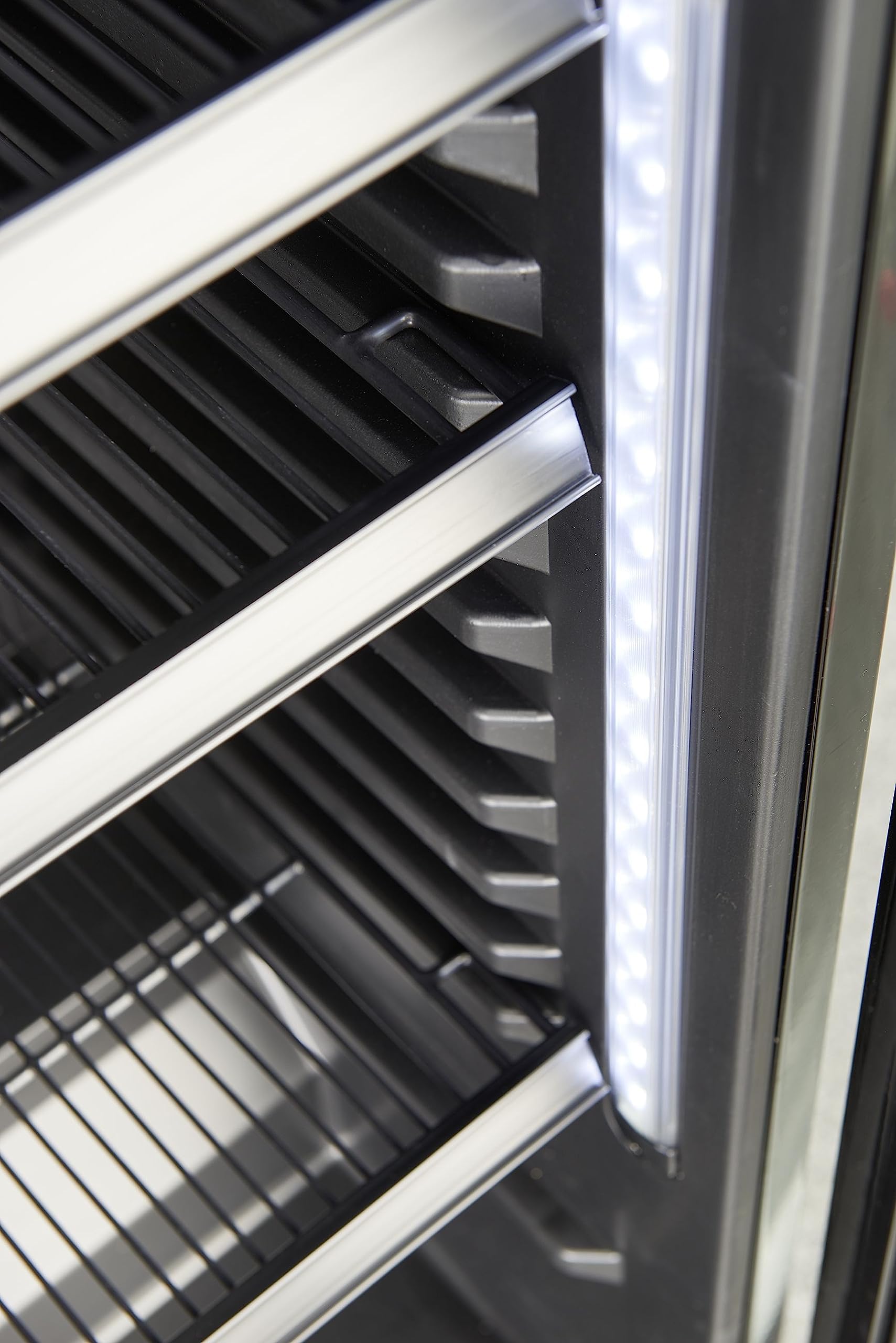 METRO Professional Frigorifero per bevande in acciaio/alluminio, porta in vetro con serratura e chiave, 4 ripiani regolabili, 180 W, illuminazione a LED (Nero, 347 L)