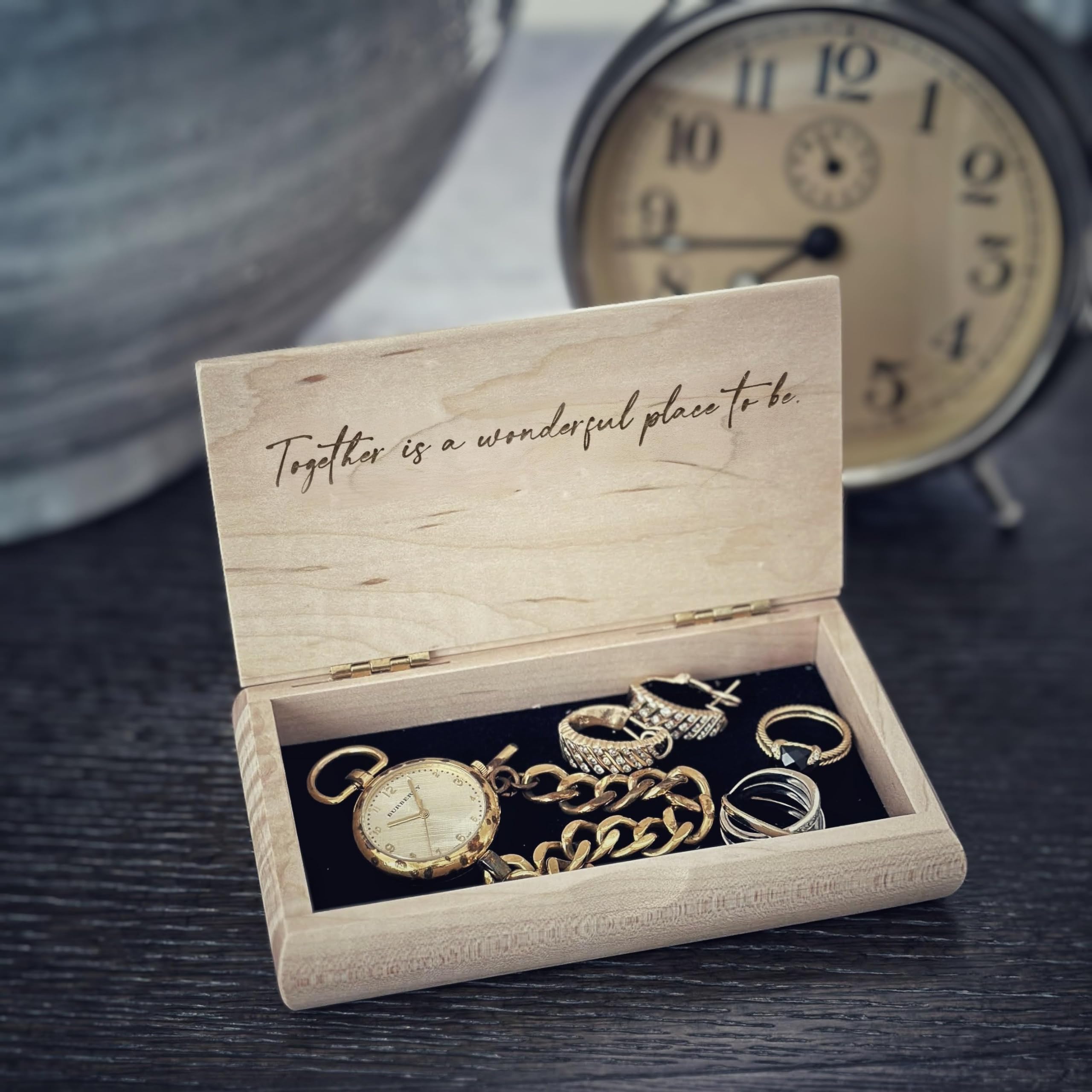 Mikutowski Woodworking Caja de recuerdos de madera Mr and Mrs, regalo de boda recién casado, regalo de aniversario o inauguración de la casa para parejas, hecha a mano en los Estados Unidos,