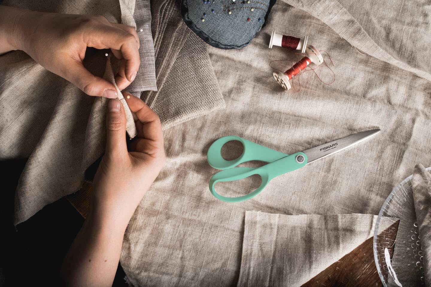 Fiskars Inspiration Ciseaux Universels de 21 cm, Fabriqués en Finlande | Lames en Acier Inoxydable Affûtées avec Précision, Manche Ergonomique, Lavables au Lave-Vaisselle, Couleur Menthe, 1084003