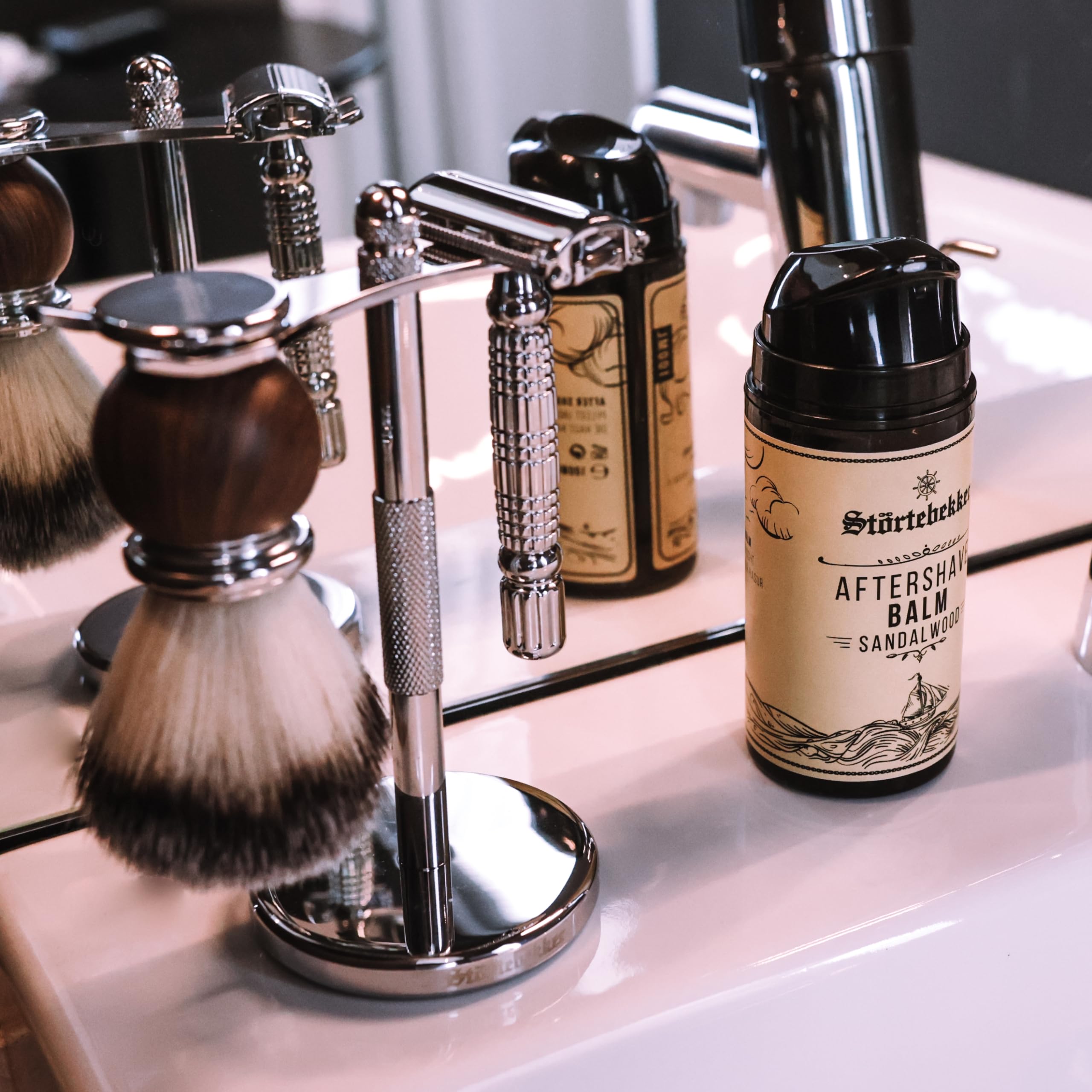 Störtebekker® Premium After Shave Balm - Contro le irritazioni della pelle e le bruciature da rasoio - Cura della pelle dopo la rasatura - Profumo gradevole - Balsamo dopobarba per uomo (Sandalo)