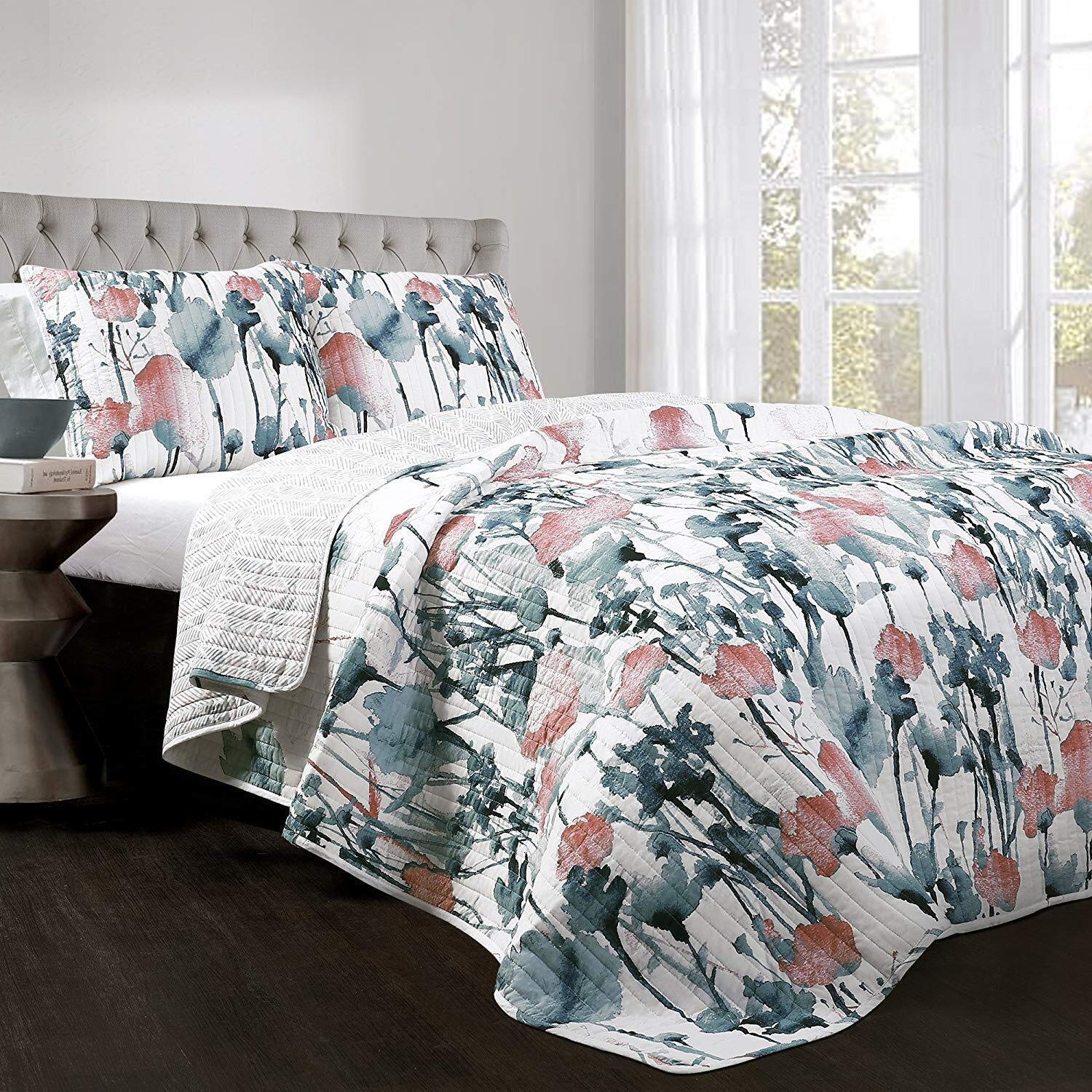 Parure de lit avec couvre-lit fleuri double face bleu et corail au style artistique peint