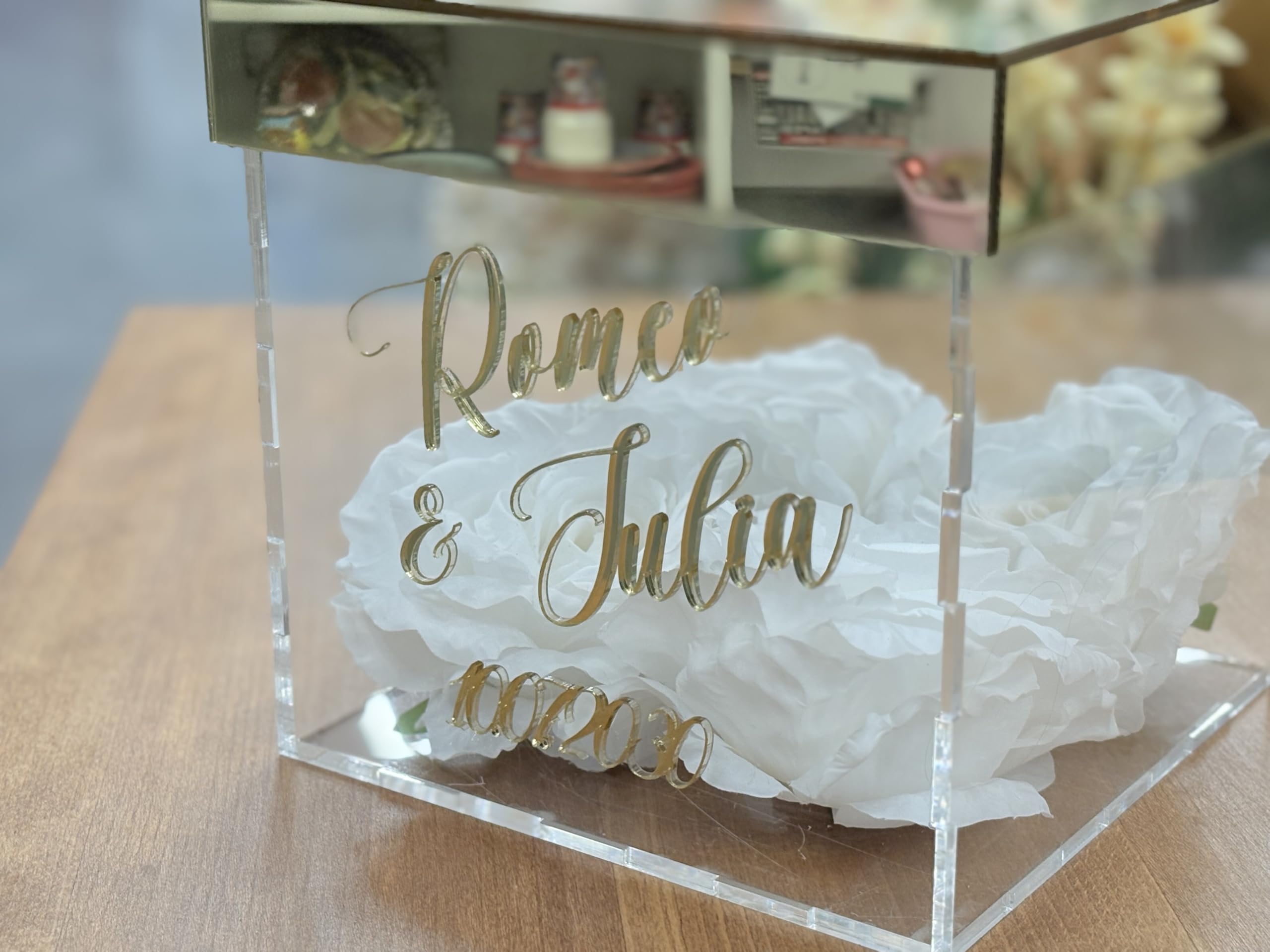 Happenings Personalisierte Hochzeitsbox für Umschläge aus Acryl – Goldspiegel, weiße Rosen, Namen des Brautpaares mit Datum – Elegante Kartenbox für die Hochzeit