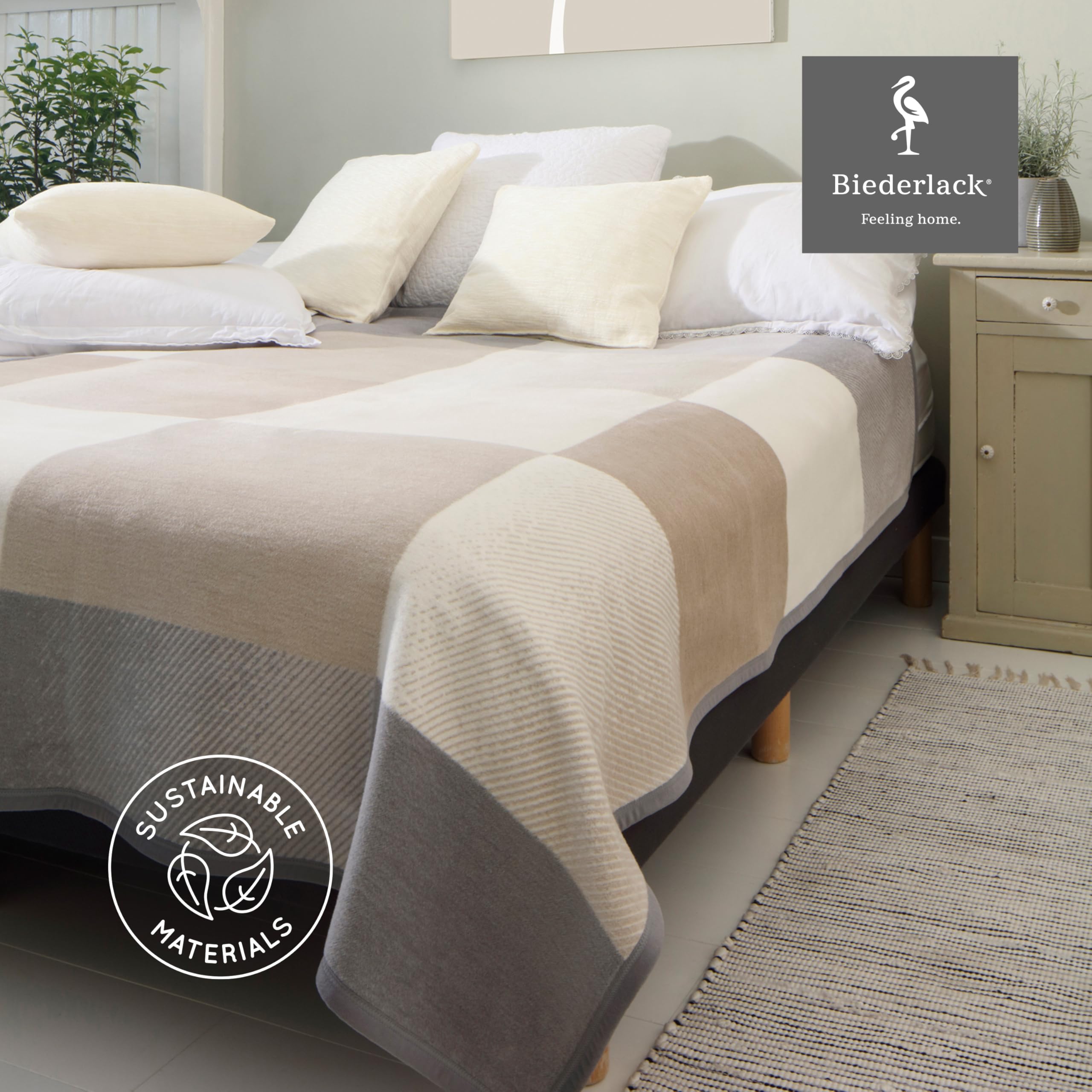 biederlack® weiche Kuscheldecke Across Beige, Sofadecke in 150x200 cm | Made in Germany, Wohndecke aus Baumwollmischgewebe, Couchdecke in grau-beige, karierte Tagesdecke, OEKO-TEX Made in Green