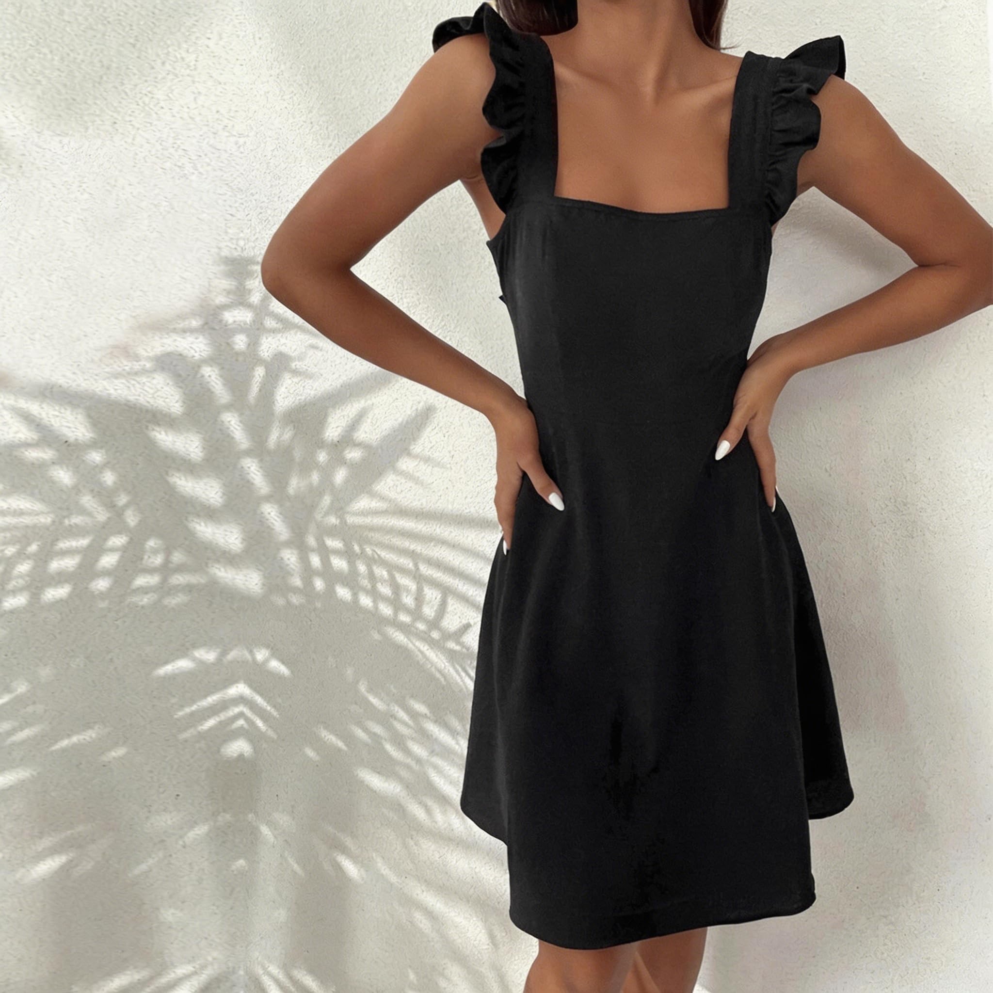 Mini Sommerkleid mit Rüschen, Trägern, A Linie, Eckigem Ausschnitt, Offenem Rücken und Schleife – EIN Leichtes, Fließendes Sommerkleid mit Hohem Bund für Den Strandurlaub.