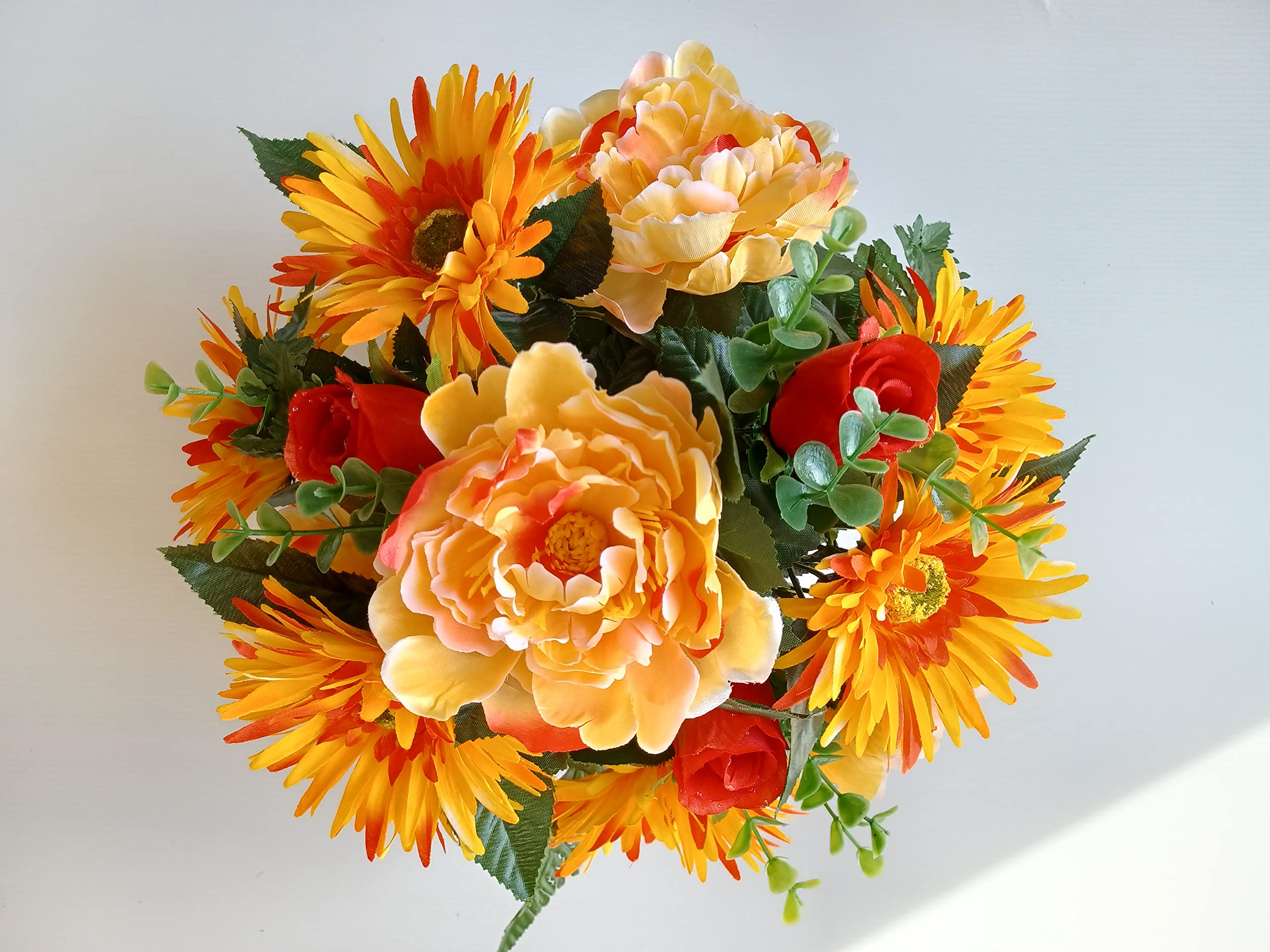 Composition de Fleurs Artificielles, Lesté Ciment pour Une Très Bonne Tenue a l' extérieur. Réalisé par Nos Soins, Fleurs de Qualité.