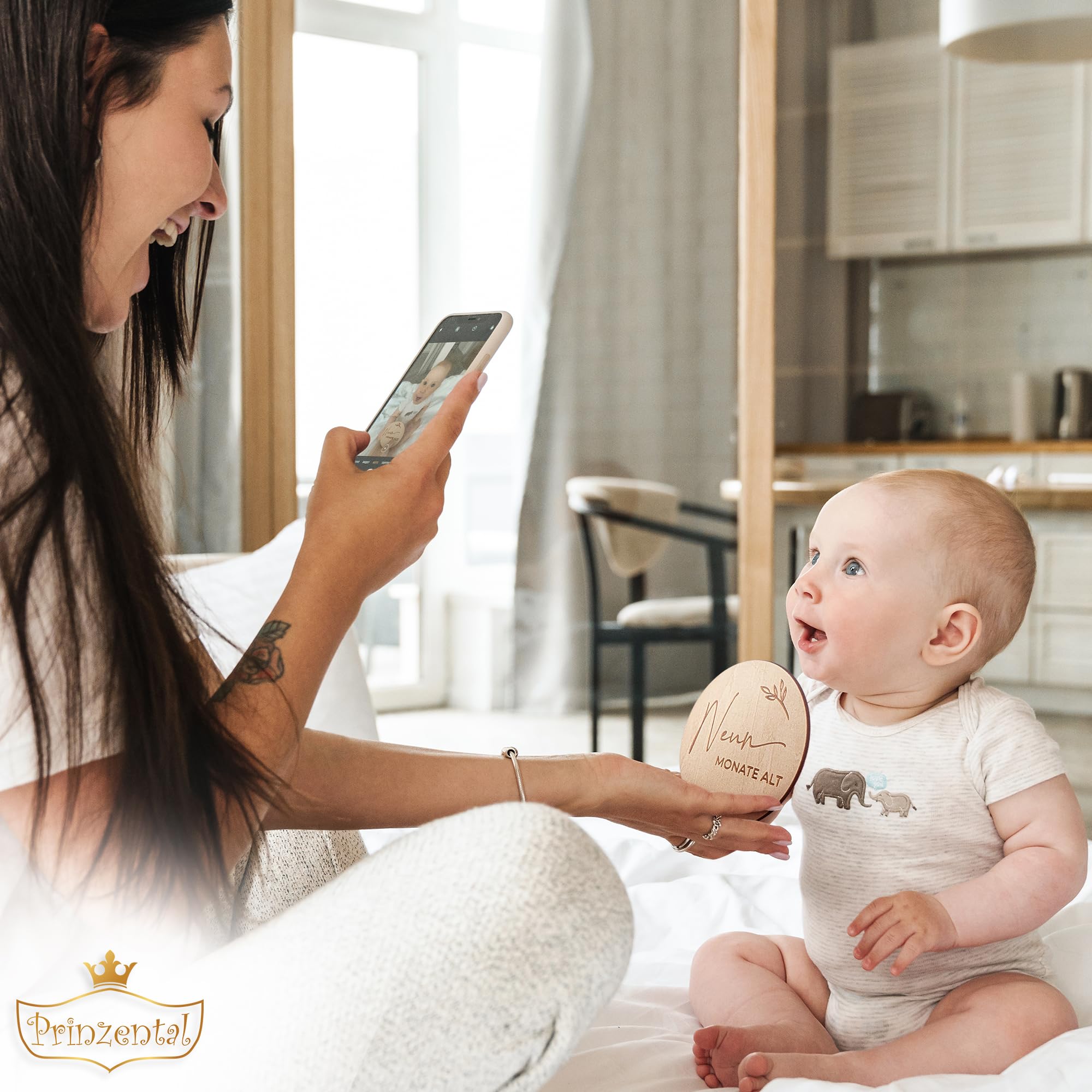 Meilensteinkarten Baby aus Holz | 40 Meilensteine auf edlen Holzscheiben | Mit Blanko Karte und Stoffbeutel | Geschenk zur Schwangerschaft | Zeitloses Design & Premium Qualität
