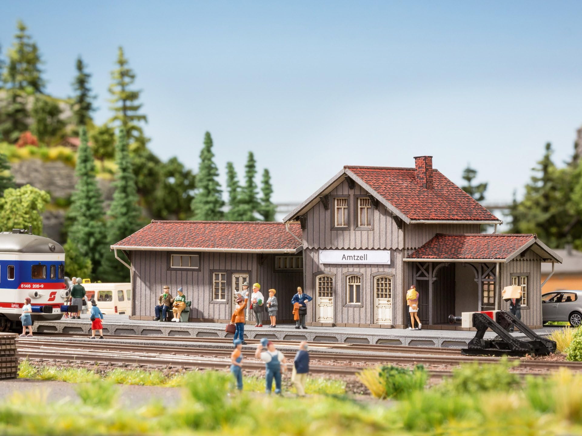 NOCH Haltepunkt „Amtzell“, detailgetreuer Bahnhofsbausatz für Modellbahn H0, inklusive Gepäck- und Güterschuppen