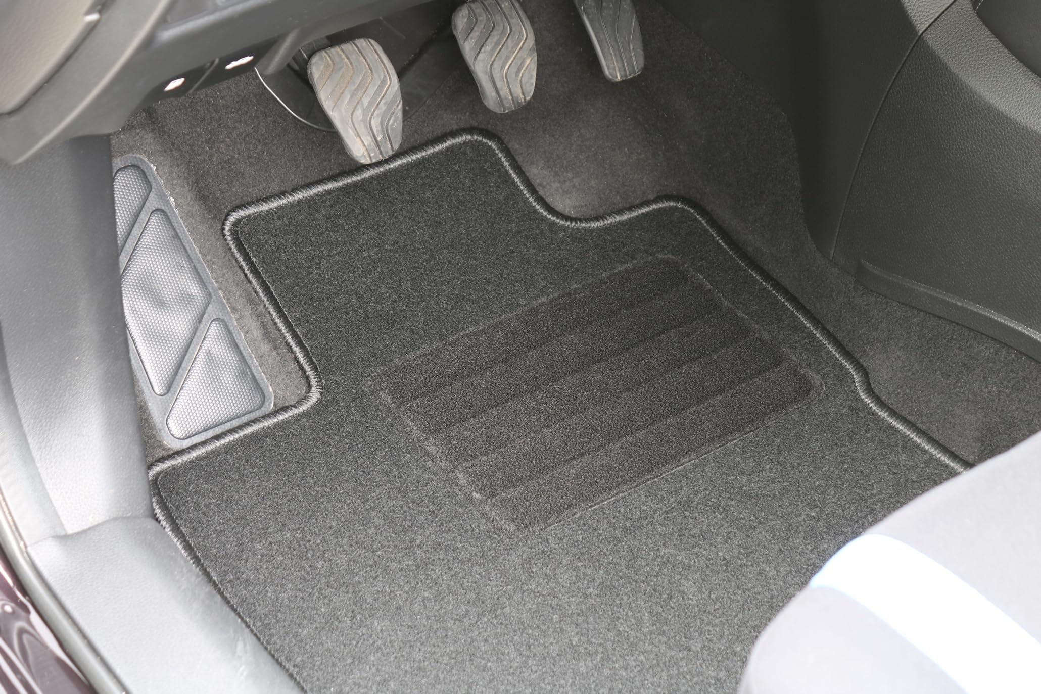 AD Tuning GmbH HG1711 zestaw dywaników welurowych, kolor czarny