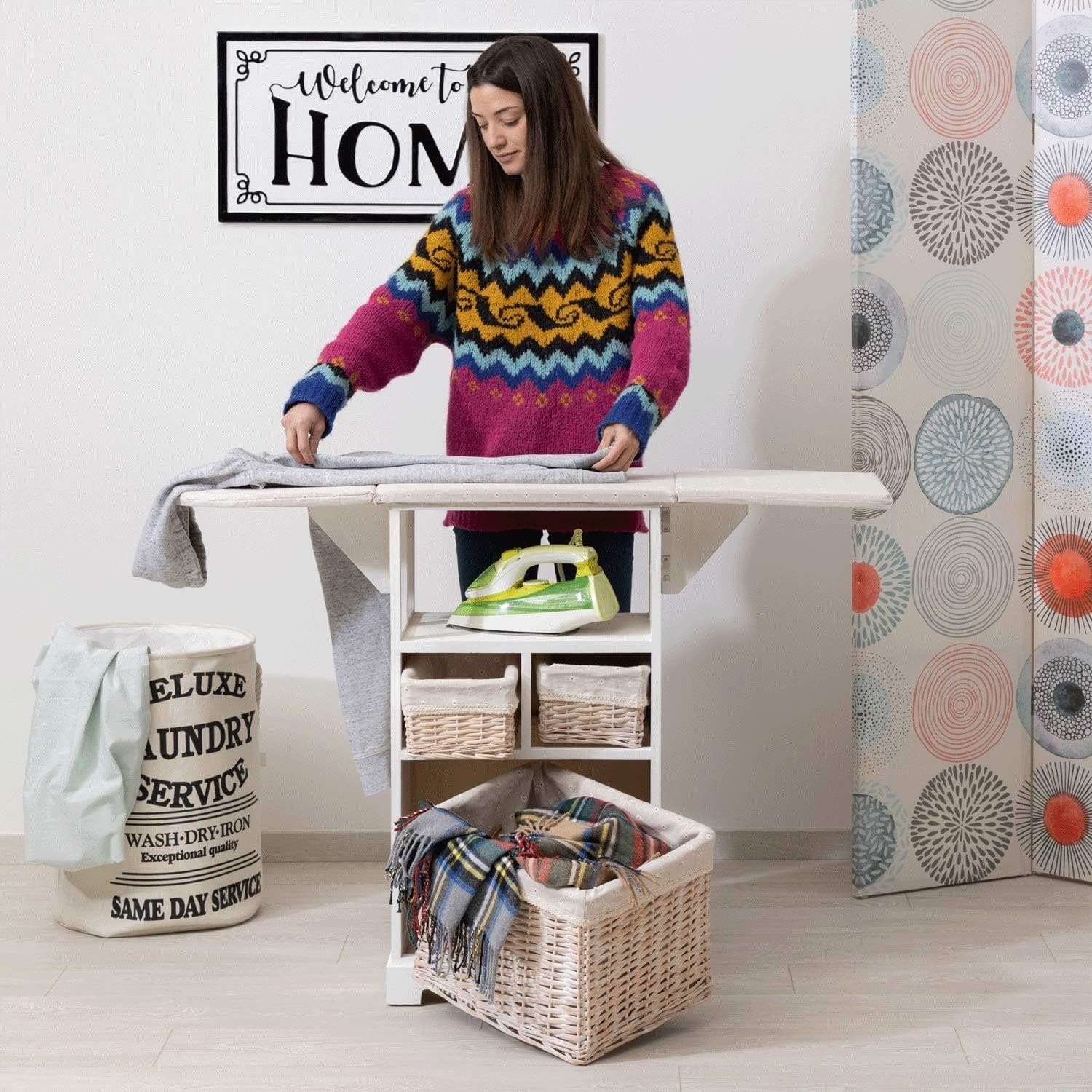 Mobile da Stiro con Asse ripiegabile e 3 Cesti in Vimini foderati con tessuto stampato con fiori margherite 54X36X86 cm