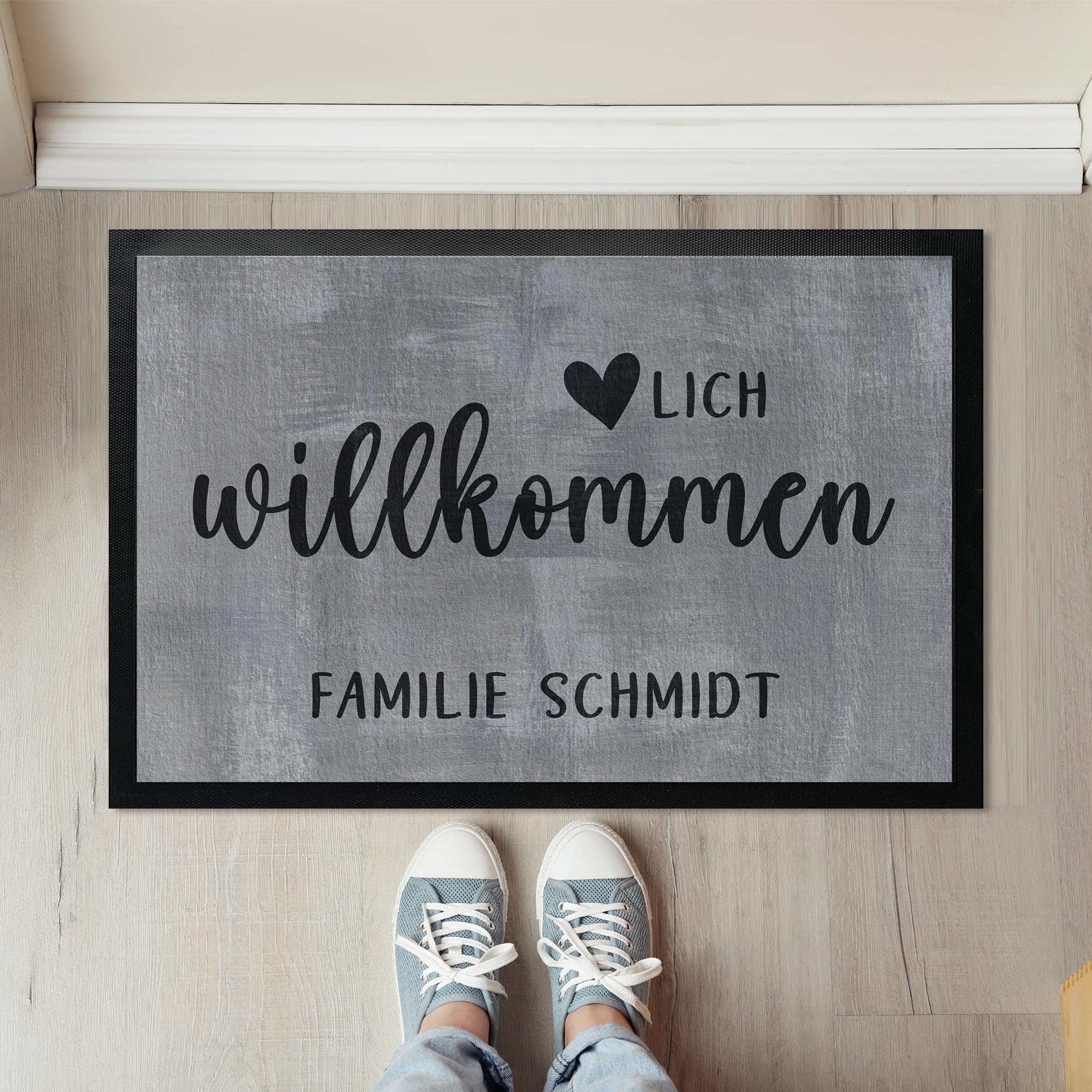 Herzlich Willkommen Fußmatte personalisiert mit Namen Betonoptik bis 120cm | Willkommen Türmatte personalisiert mit Familienname | Geschenk für Hochzeit, Einzug, Verlobung & Einweihung (75x50cm)