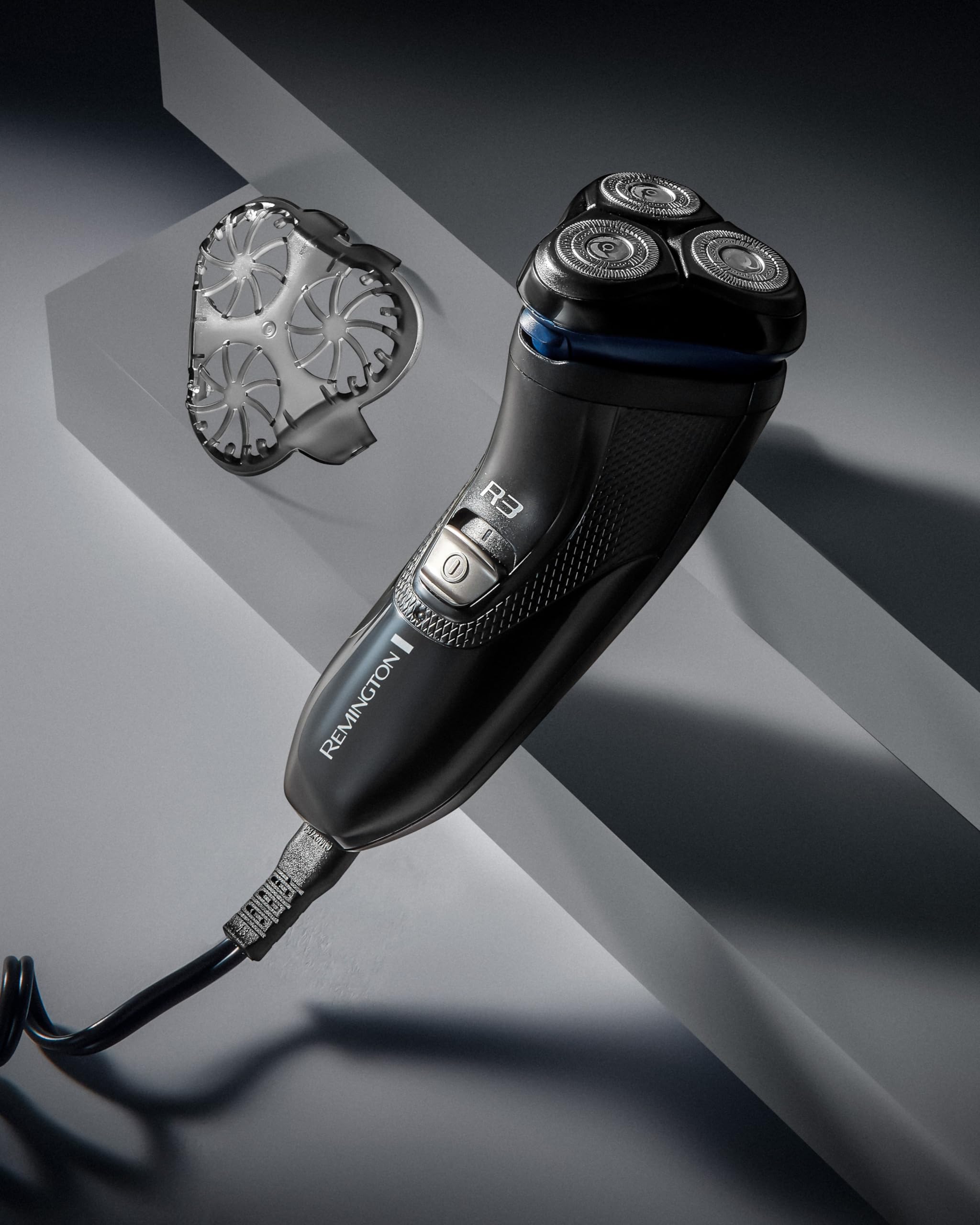 Remington Rasoir Électrique [Rasage à Sec] R3 (Utilisation sur Secteur, Têtes Rotatives 360°, Tondeuse Précision Rétractable Comforttrim + Guide Coupe de Barbe de 3 Jours, Ergonomique) Tondeuse R3002
