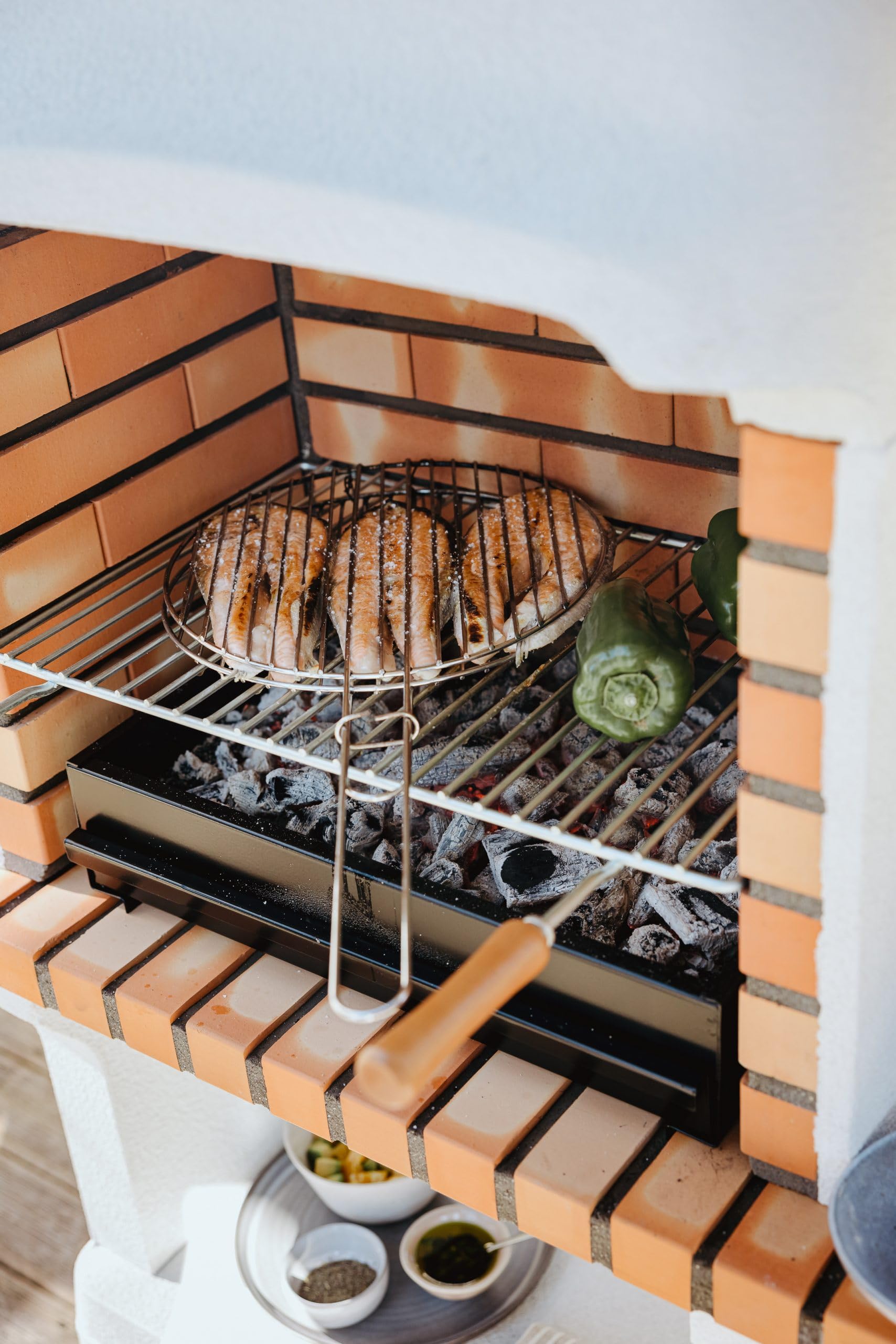 MOVELAR - Barbacoa de Obra Prefabricada de Leña y Carbón Modelo New Iberia Plus XL con Mini Soporte Lateral (Gris, Naranja - 128 x 47 x 190 cm) REF: M00049 - Cocina de Exterior para Jardín o Patio
