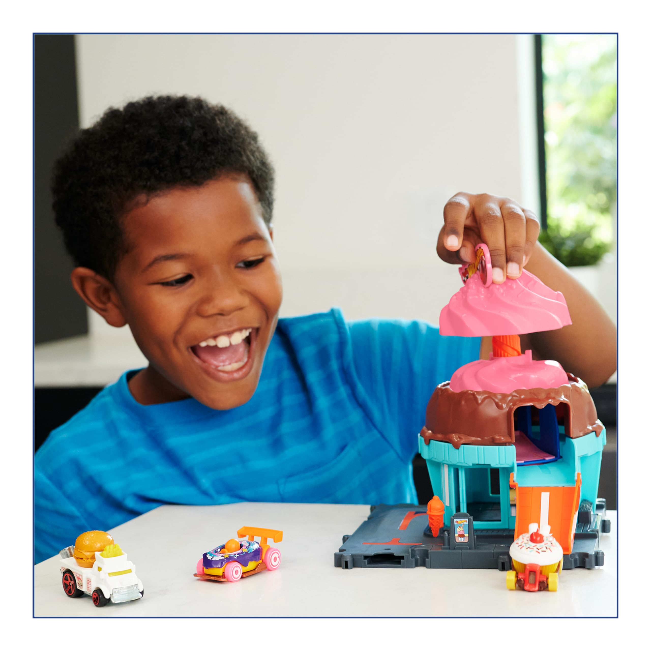 HOT WHEELS Let's Race Netflix - City Downtown-Spielset Eiskrem-Strudel - Rennbahn-Action mit Verkehrsschild, inklusive 1:64 Hot Wheels Auto, für Kinder ab 4 Jahren, HTN77