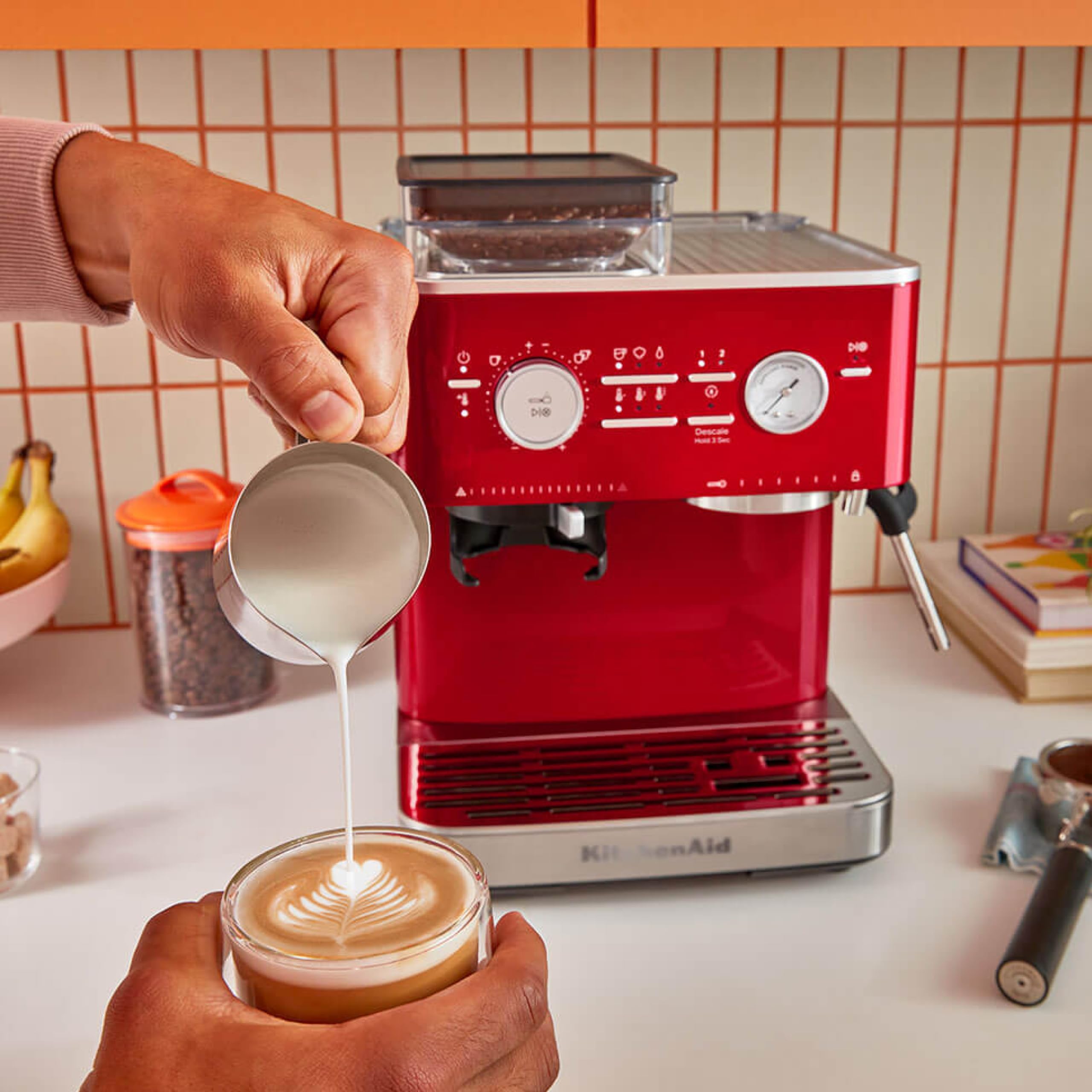 KitchenAid Cafetera espresso semiautomática con molinillo integrado - 15 niveles de molienda, control PID, bomba de 15 bar, vaporizador y diseño de acero inoxidable - Rojo