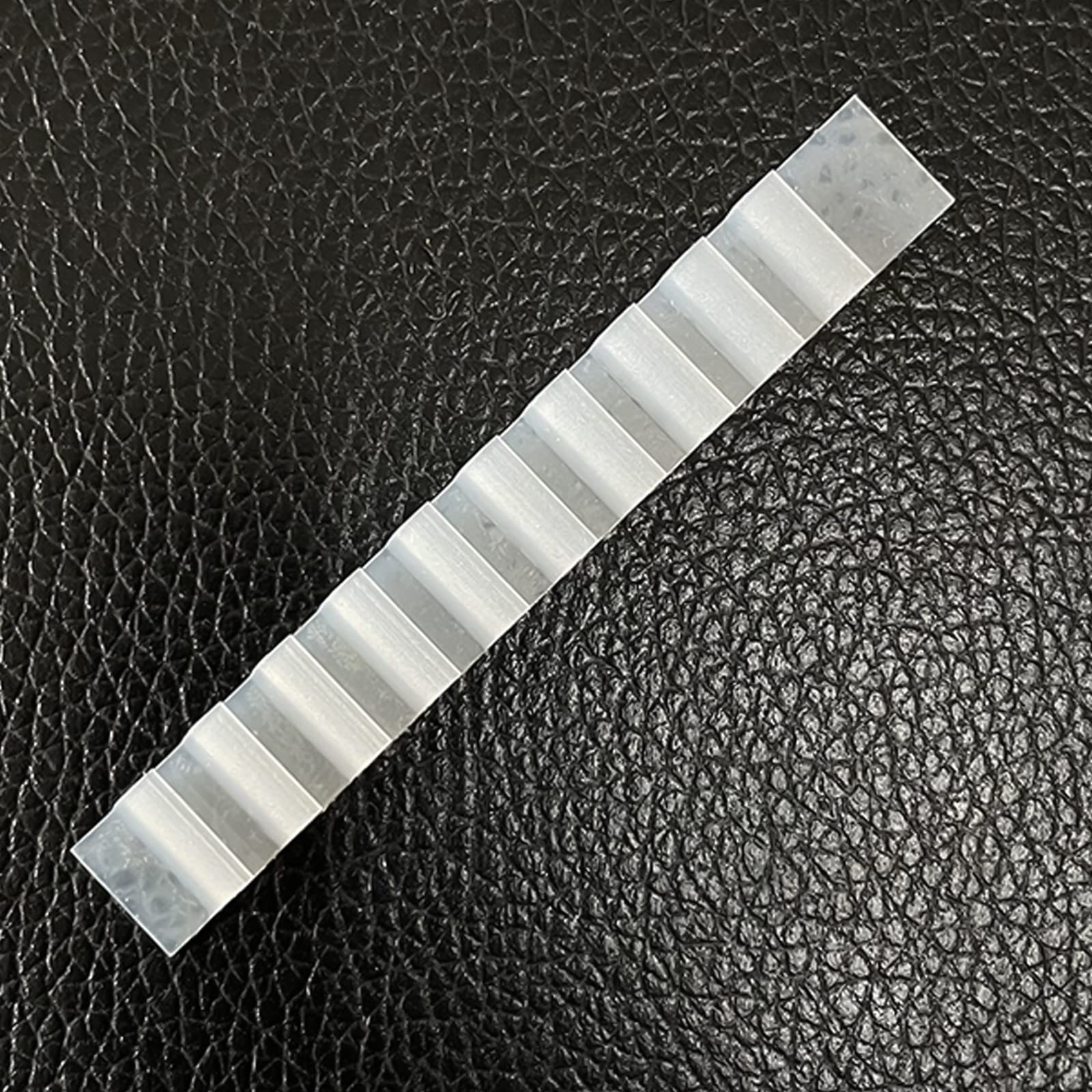 AUEAR, Confezione da 100 strisce adesive in gomma trasparente antiscivolo per vestiti (7 x 0,6 cm
