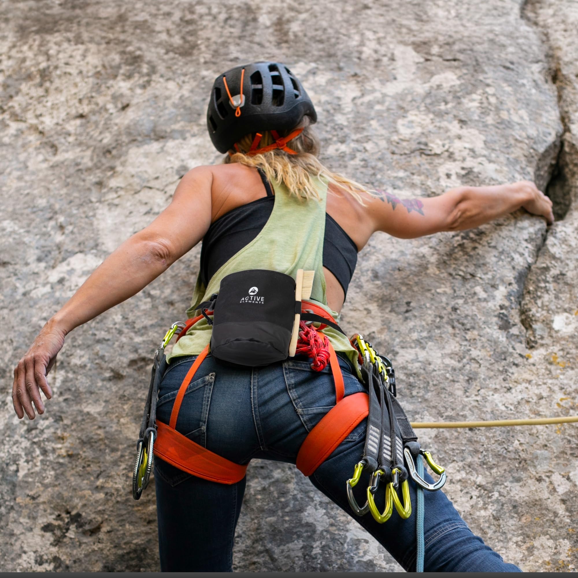 Accessoires Boulder : ensemble composé d'un sac à magnésie, d'une boule de magnésie, d'une brosse de boulder et d'un ruban d'escalade