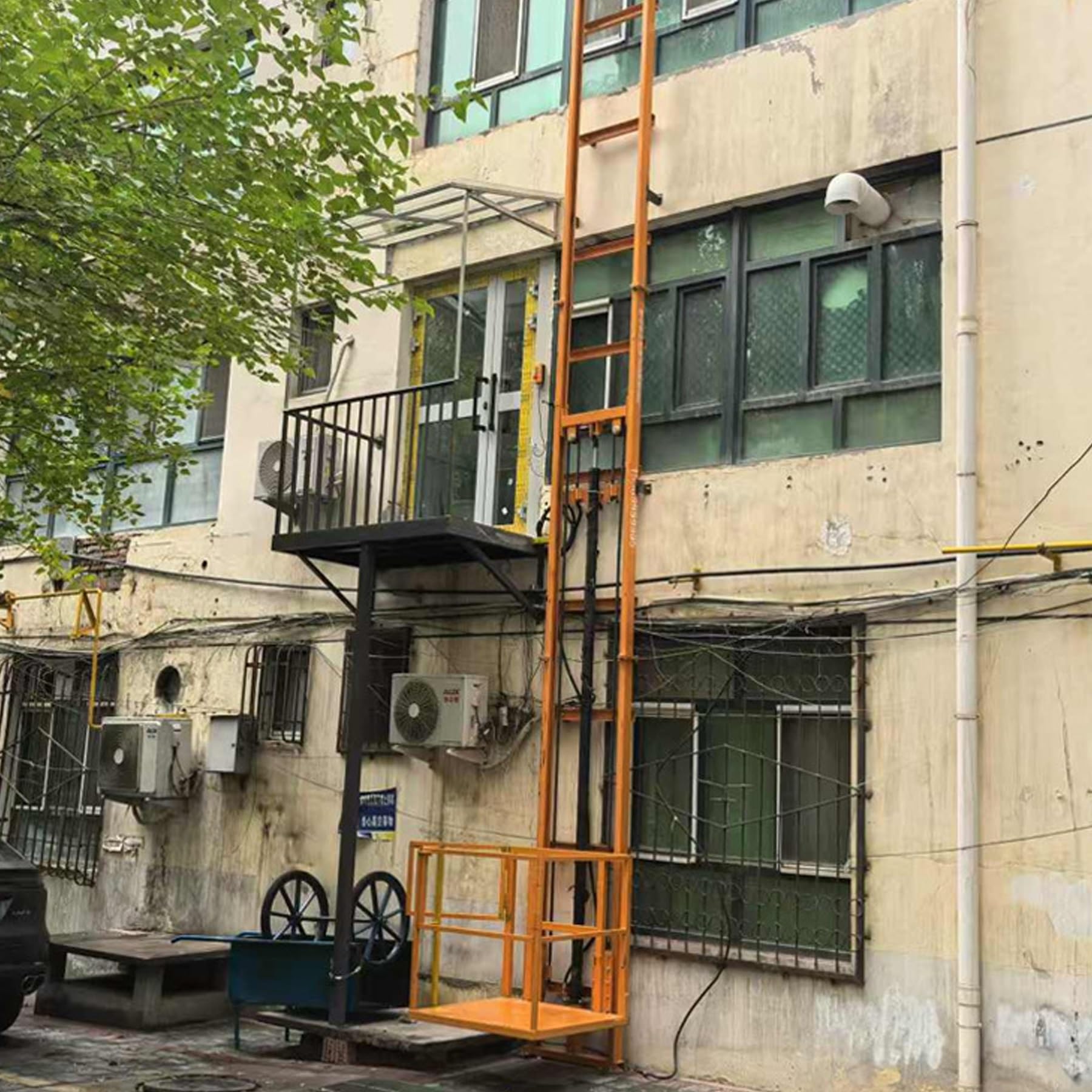 Plataforma elevadora eléctrica, elevador de carga montado en la pared, carga máxima de 400/880 kg, diseño simple de monorraíl para un transporte eficiente