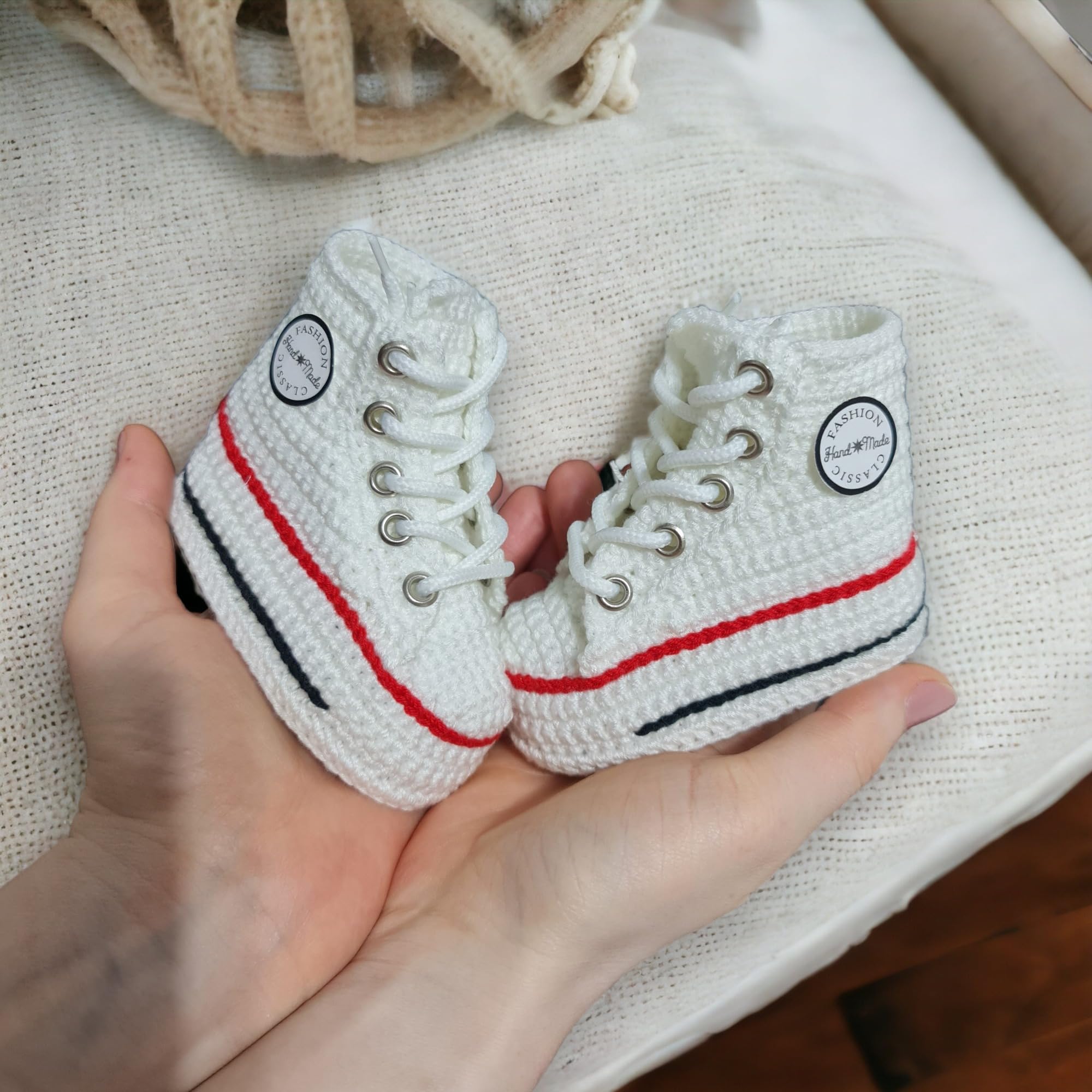weiße Bio Häkel Baby Sneaker Booties, weiche rutschfeste Strickschuhe für Jungen und Mädchen, geschlechtsneutrale Baby-Boots, personalisierte Neugeborenen-Geschenke