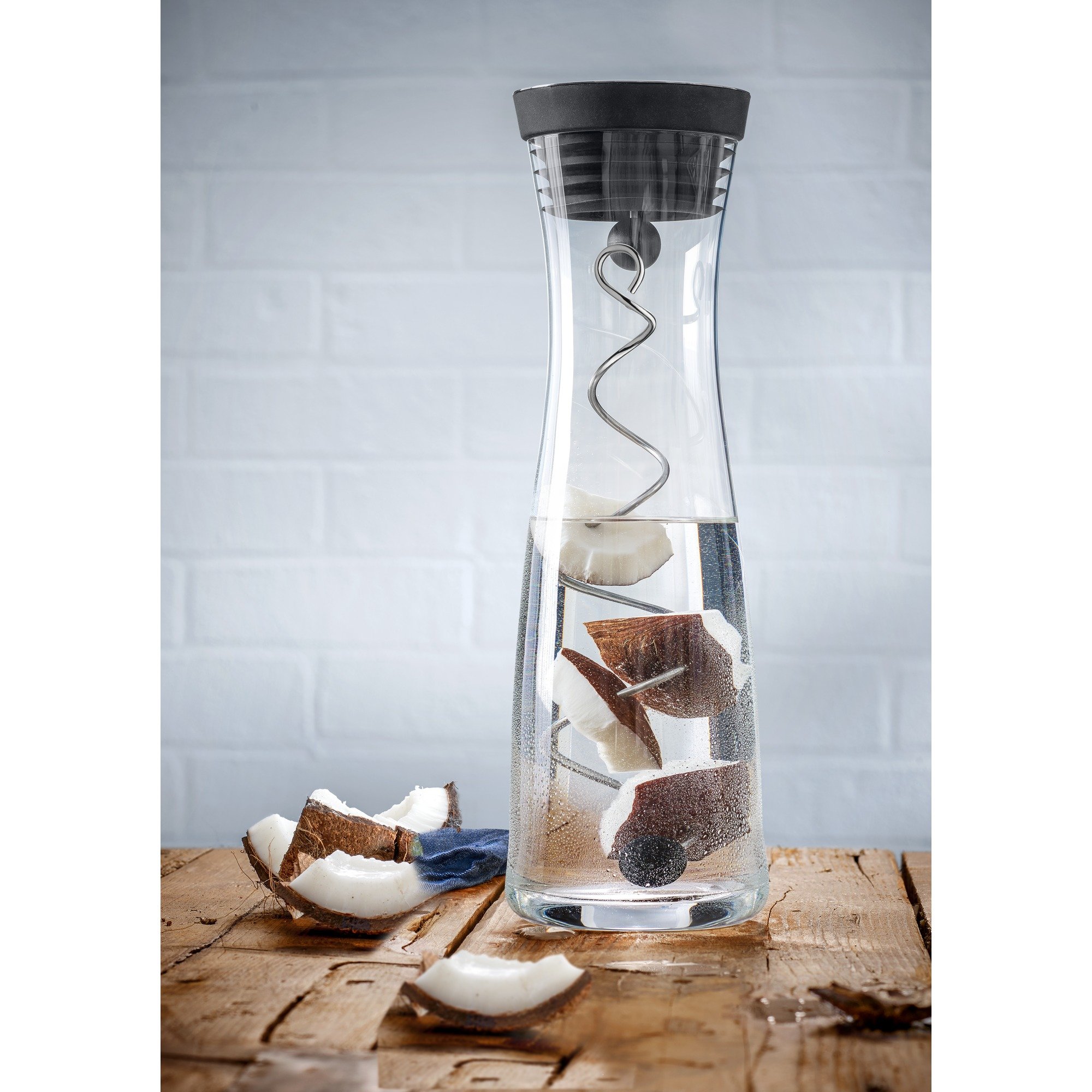 WMF Basic Wasserkaraffe Set 3-teilig, Karaffe mit 2 Fruchtspieße (18 und 24 cm), Glas-Karaffe 1,0l, Höhe 30,2 cm, Silikondeckel, CloseUp-Verschluss, gold