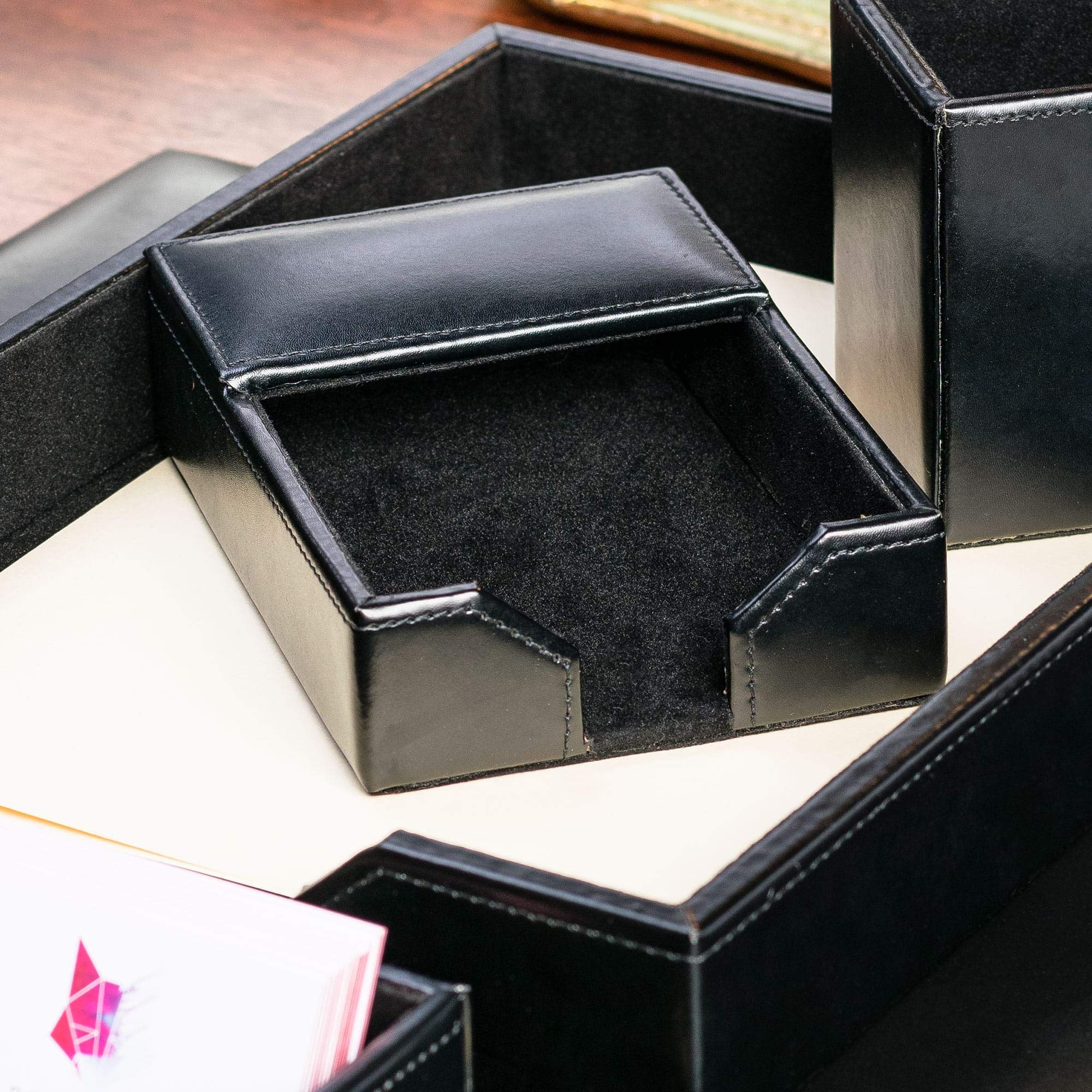 Dacasso Soporte para notas de piel regenerada negra, 10,2 x 15,2 cm, 17,78 x 12,06 x 4,45 cm